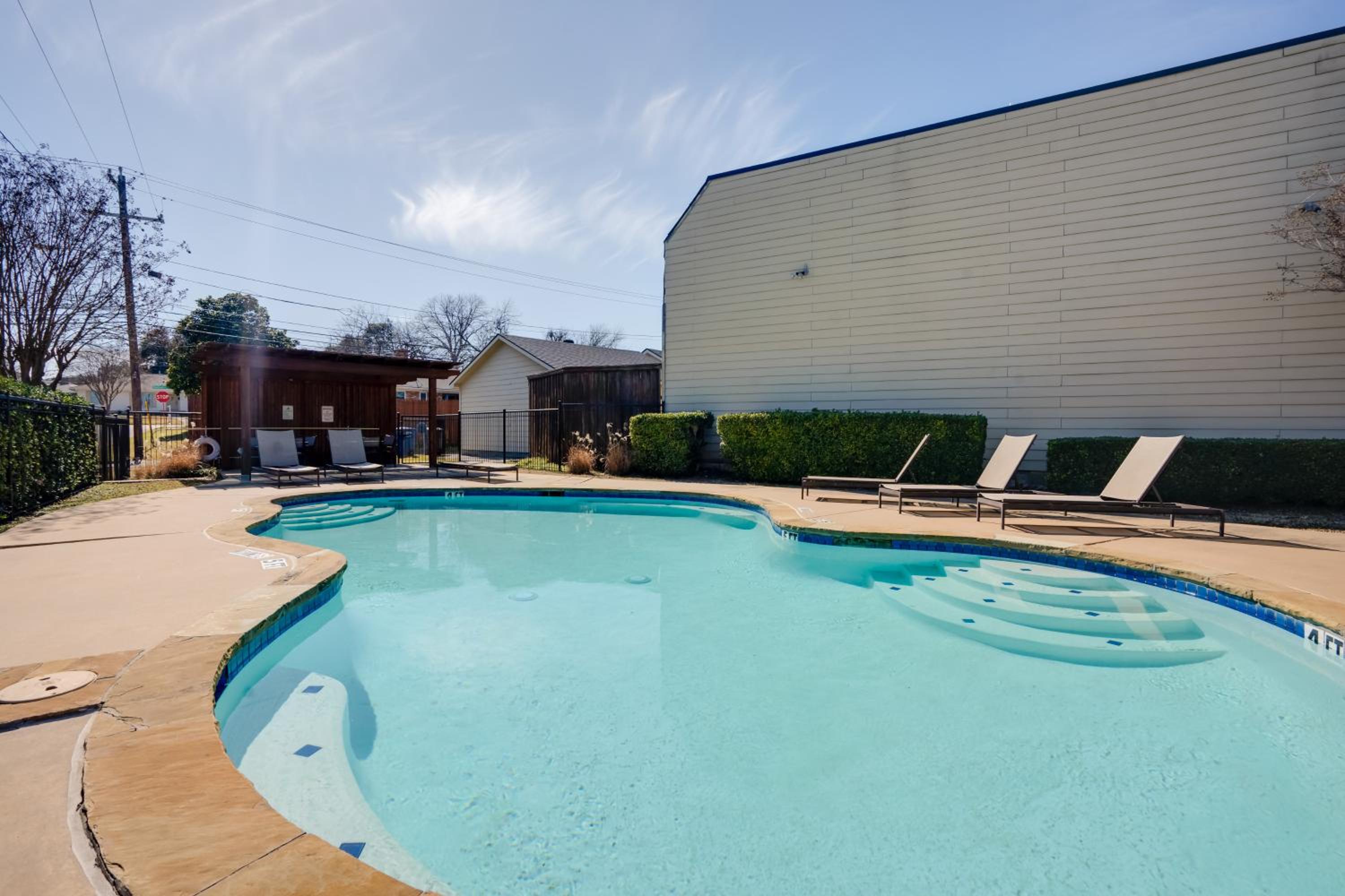 Spacious Lake Highland Townhome Wand Pool!