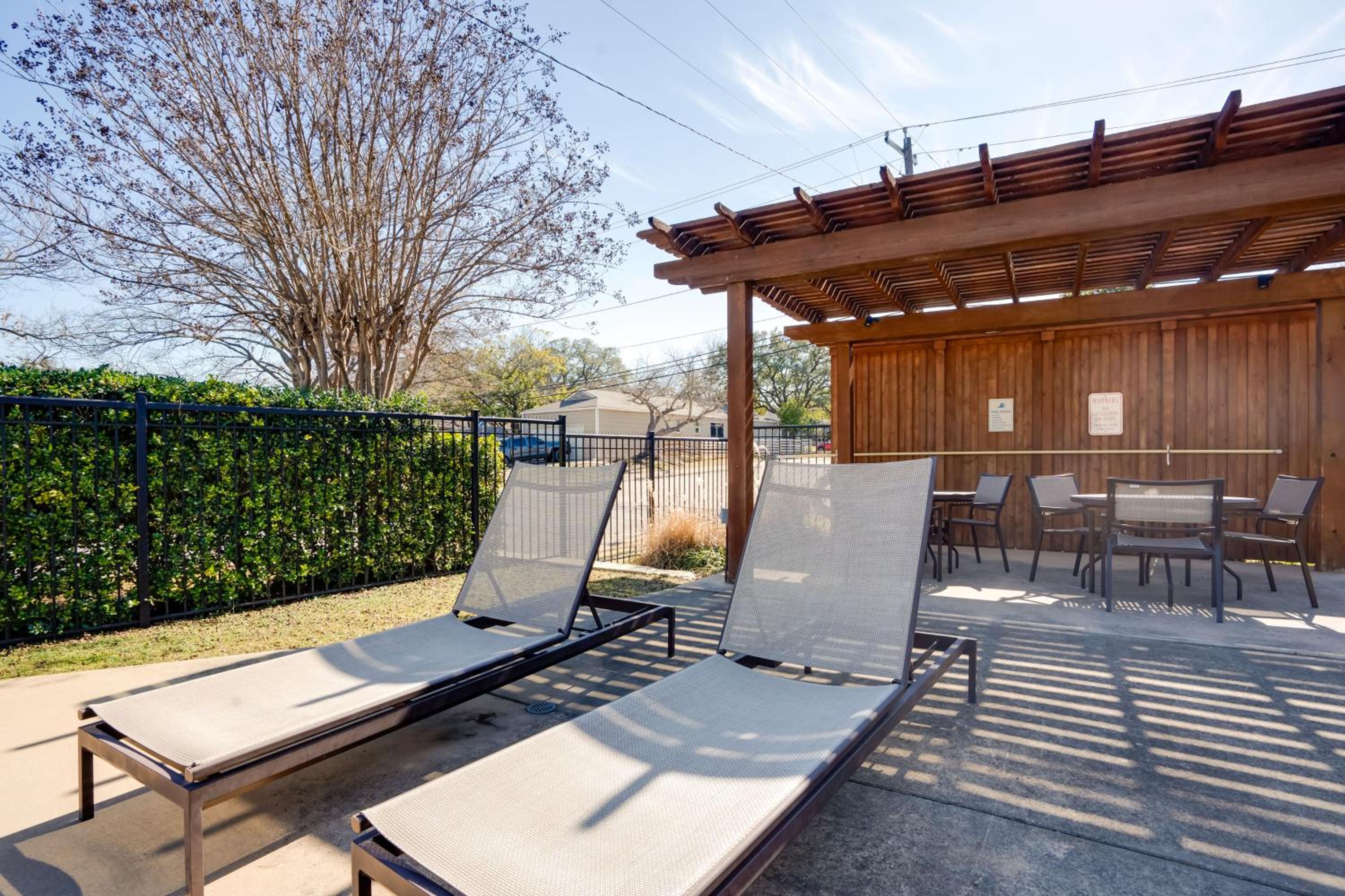 Spacious Lake Highland Townhome Wand Pool!