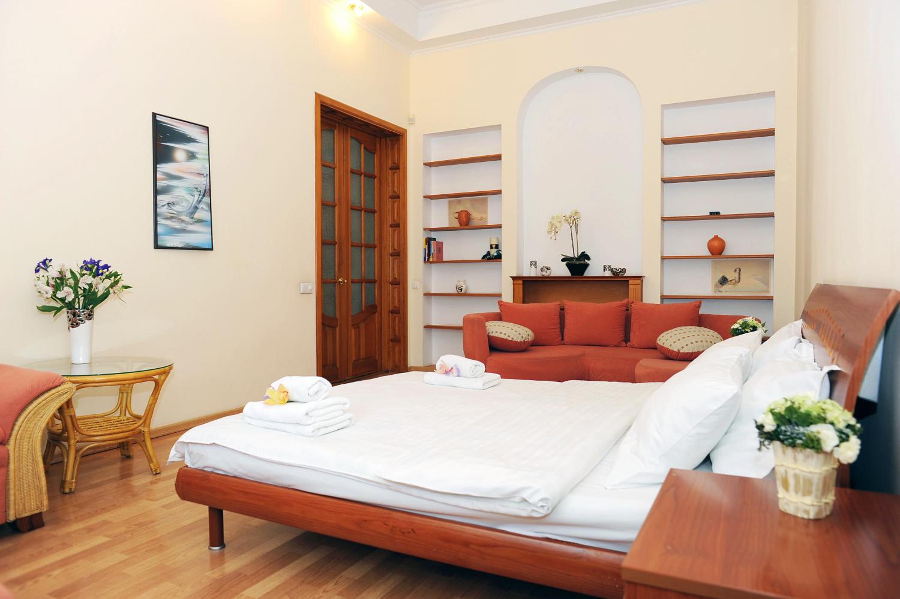 Premium Rent in Kiev Centre - Kiev view 3
