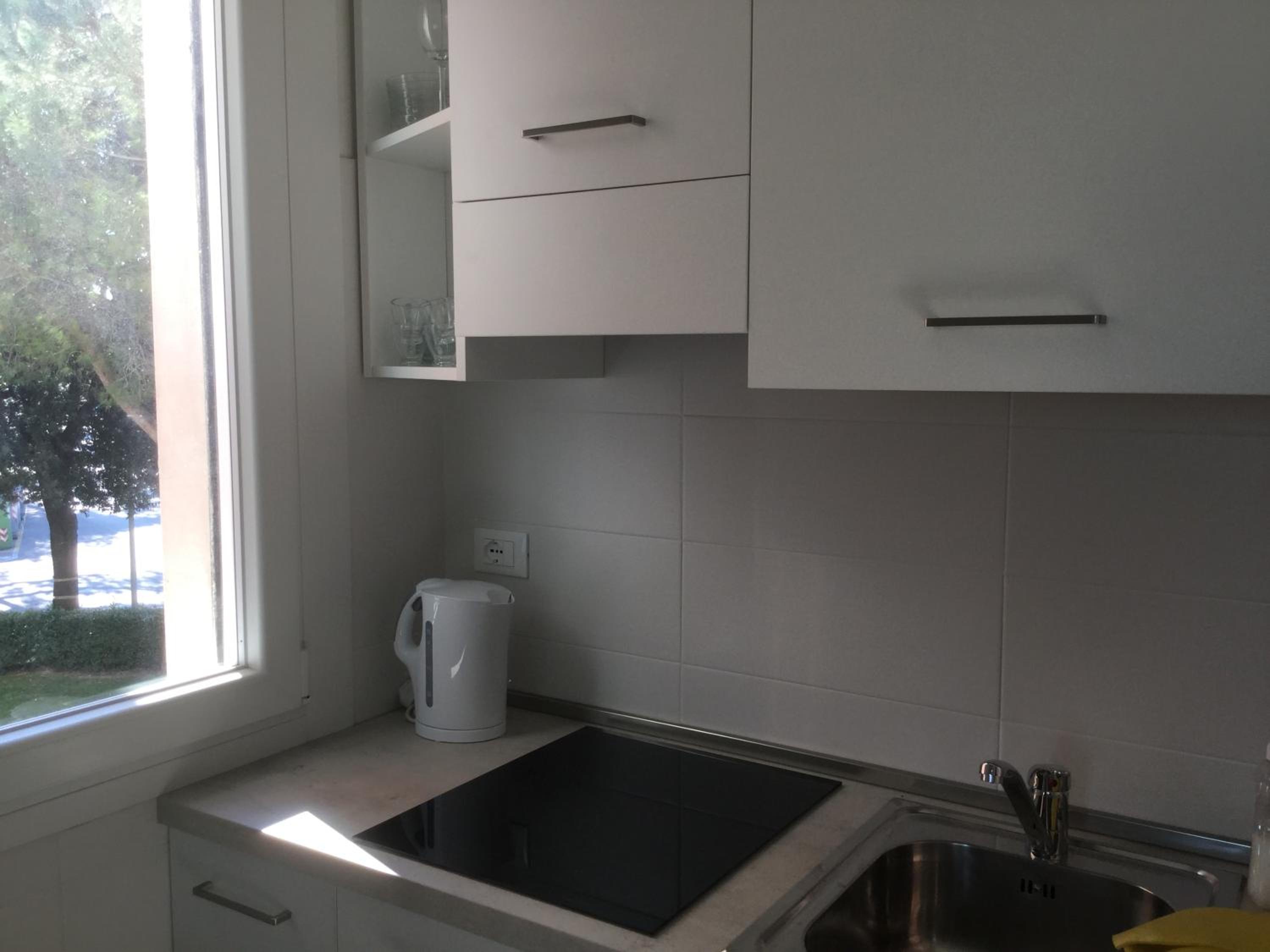 Signora Ruth - Aprilia Residence