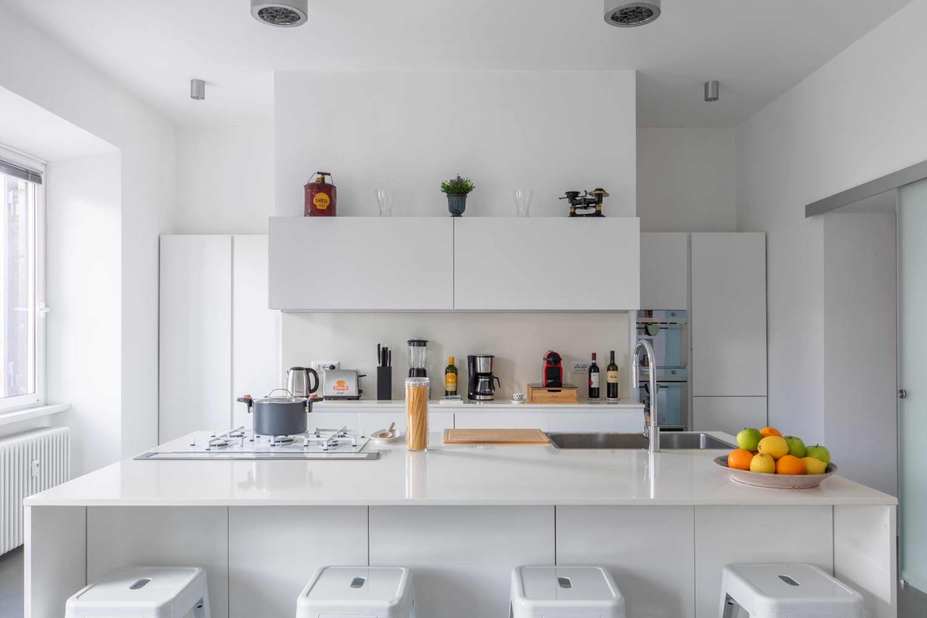 Trastevere Modern 4BR 4baths, WIFI, AC, custom kitchen, living room