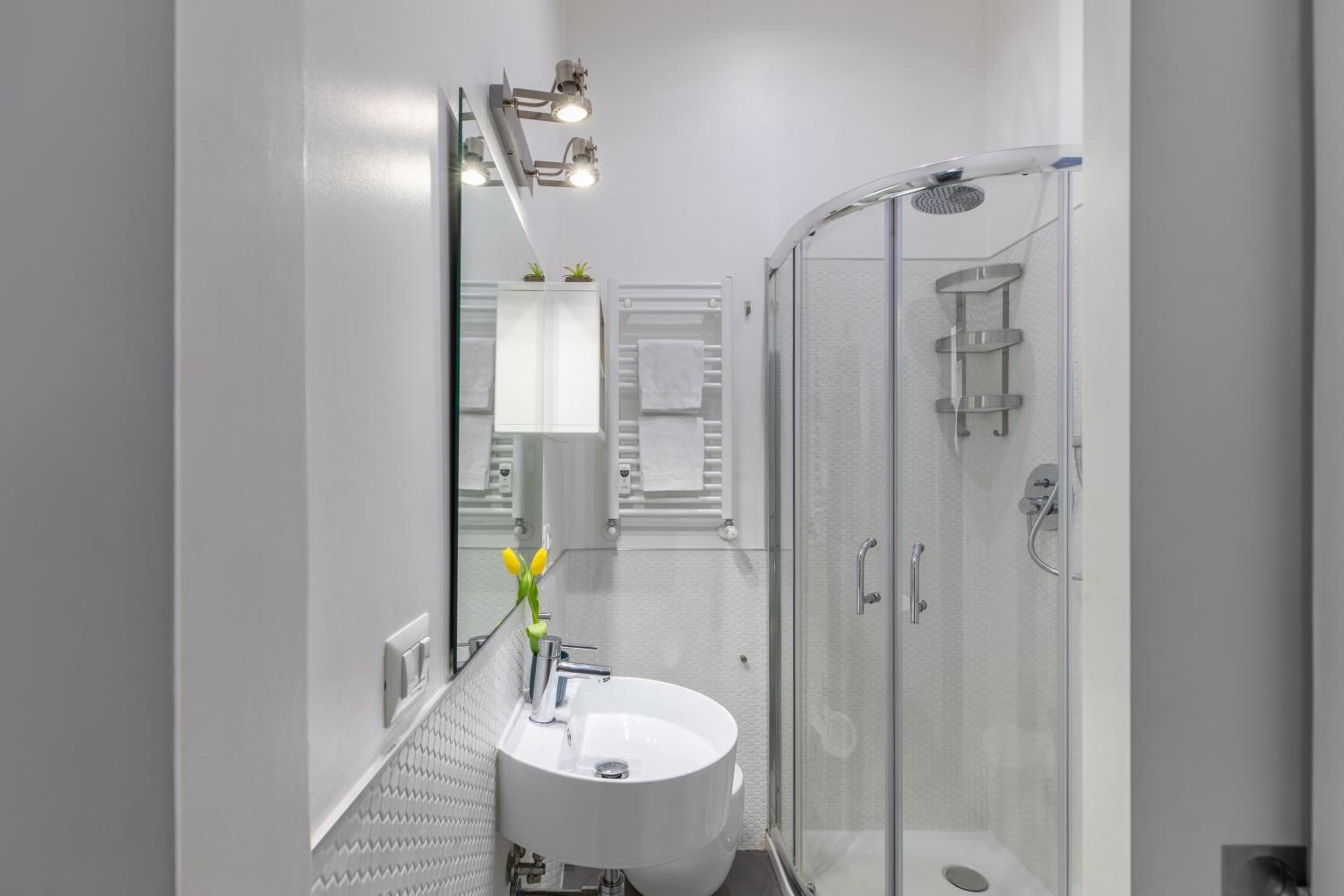 Trastevere Modern 4BR 4baths, WIFI, AC, custom kitchen, living room