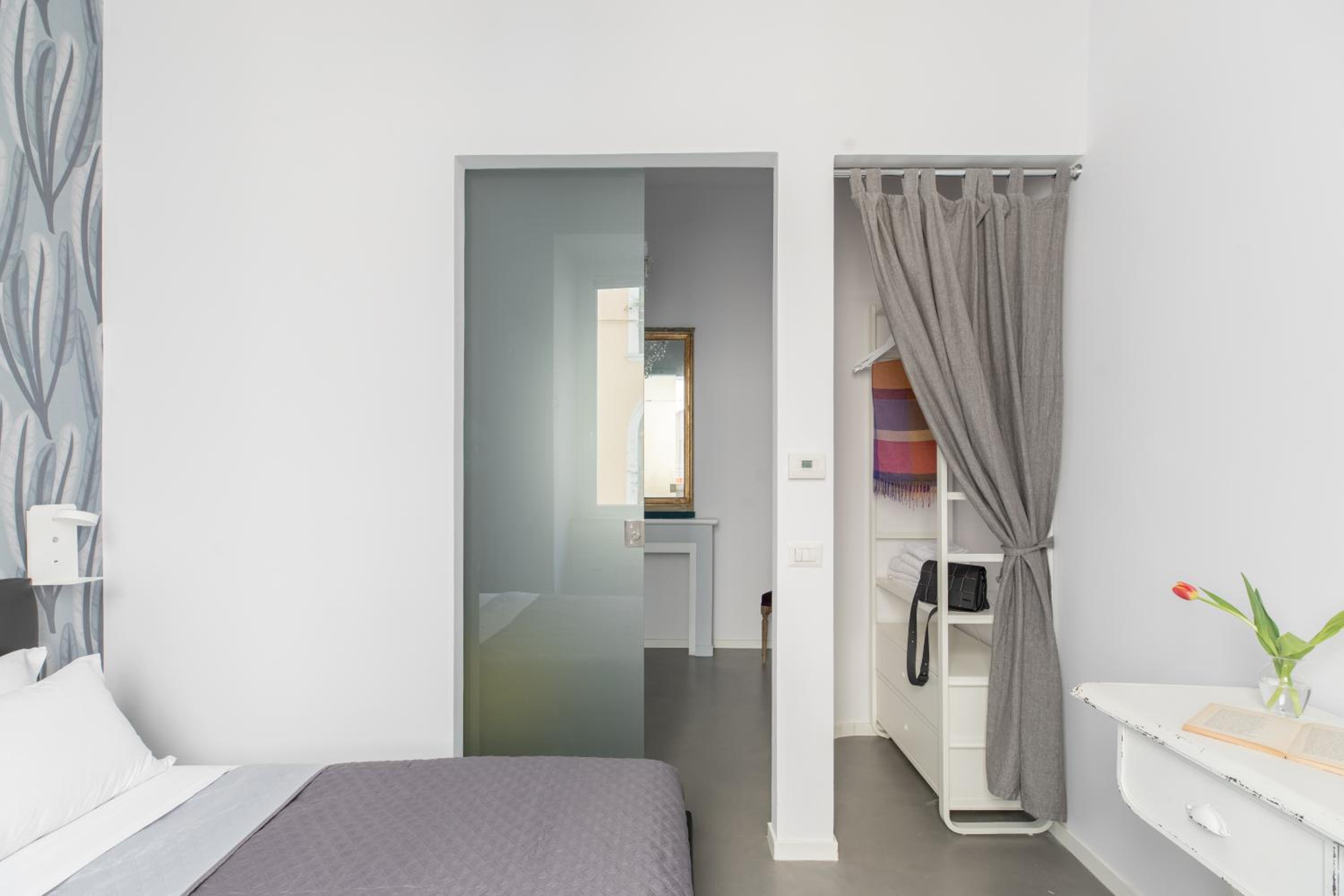 Trastevere Modern 4BR 4baths, WIFI, AC, custom kitchen, living room
