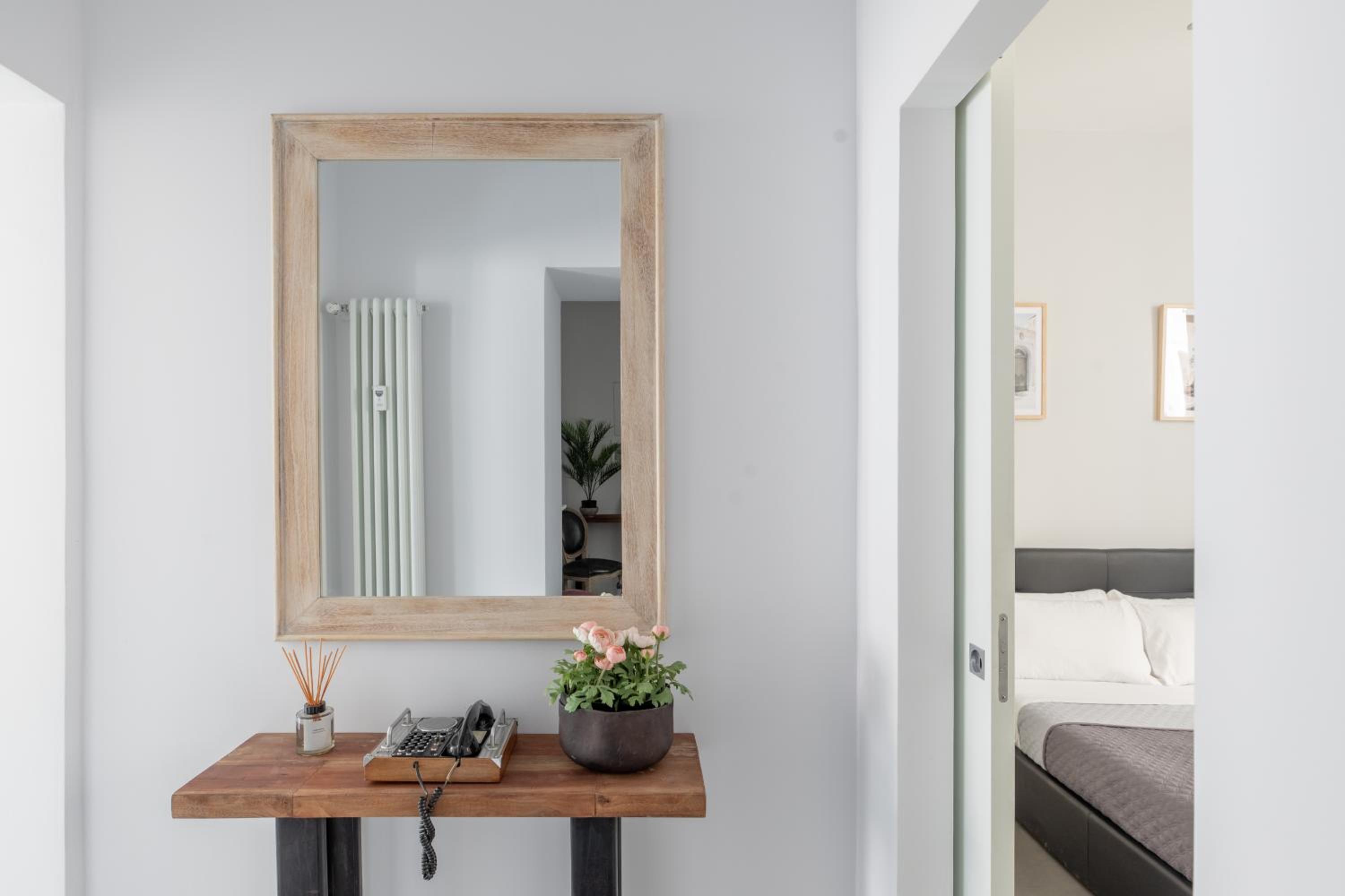 Trastevere Modern 4BR 4baths, WIFI, AC, custom kitchen, living room