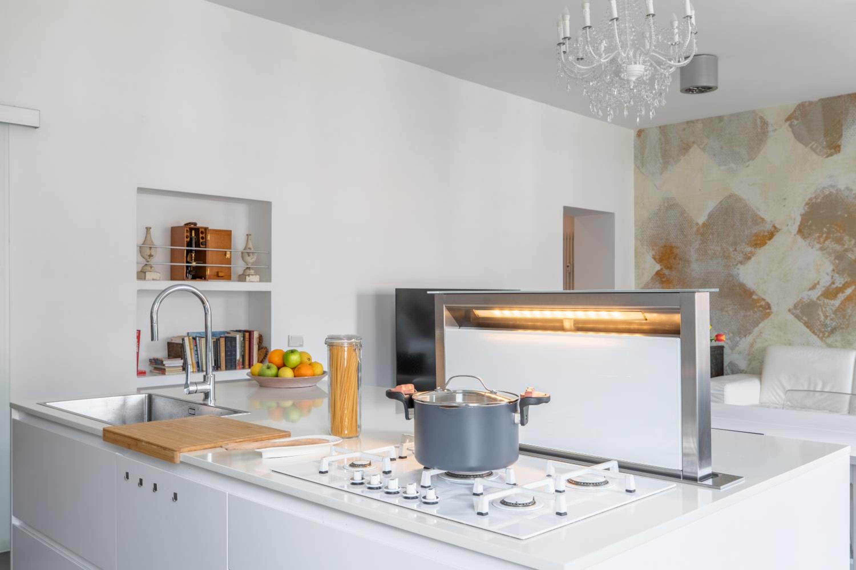 Trastevere Modern 4BR 4baths, WIFI, AC, custom kitchen, living room