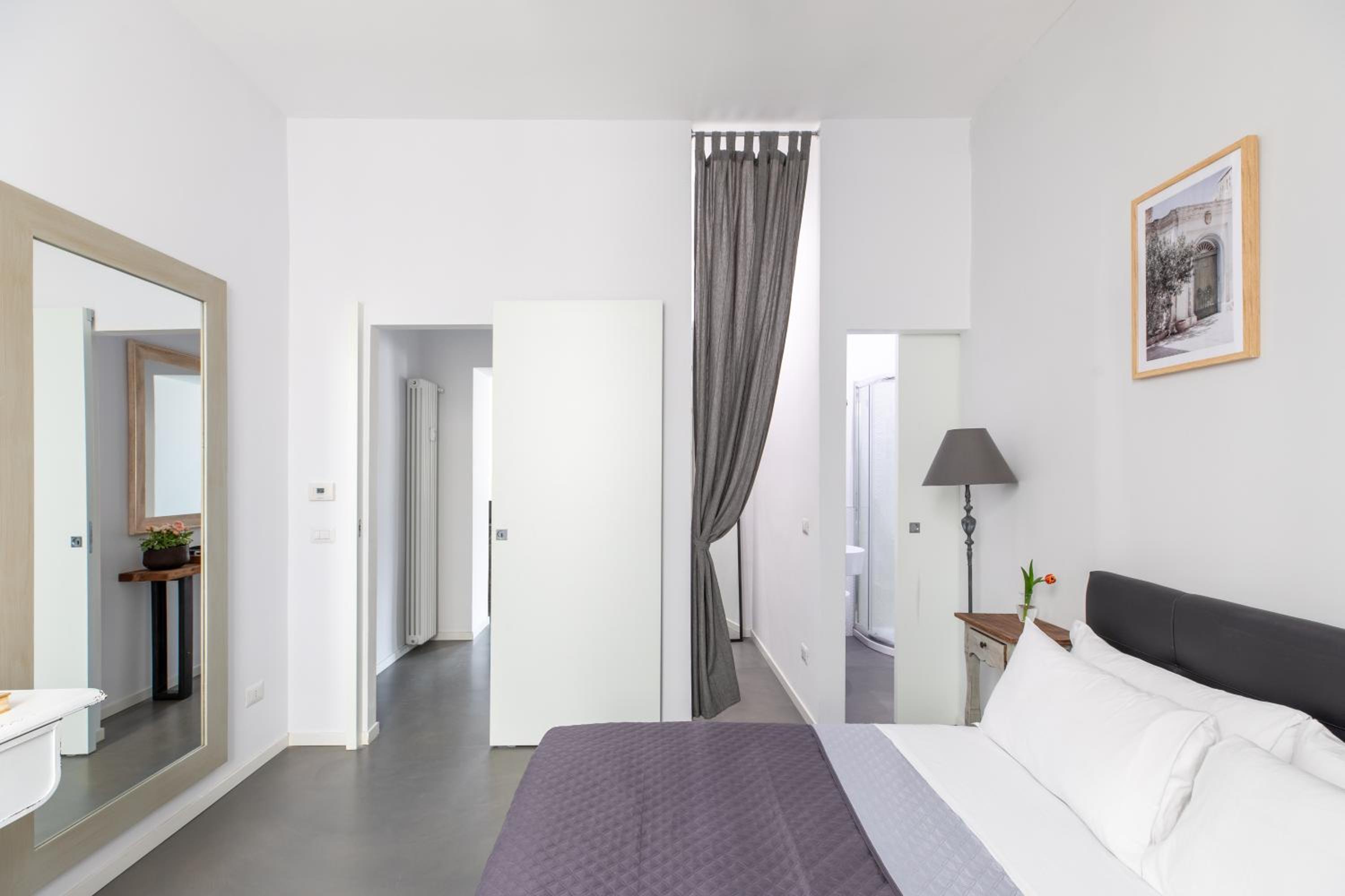 Trastevere Modern 4BR 4baths, WIFI, AC, custom kitchen, living room