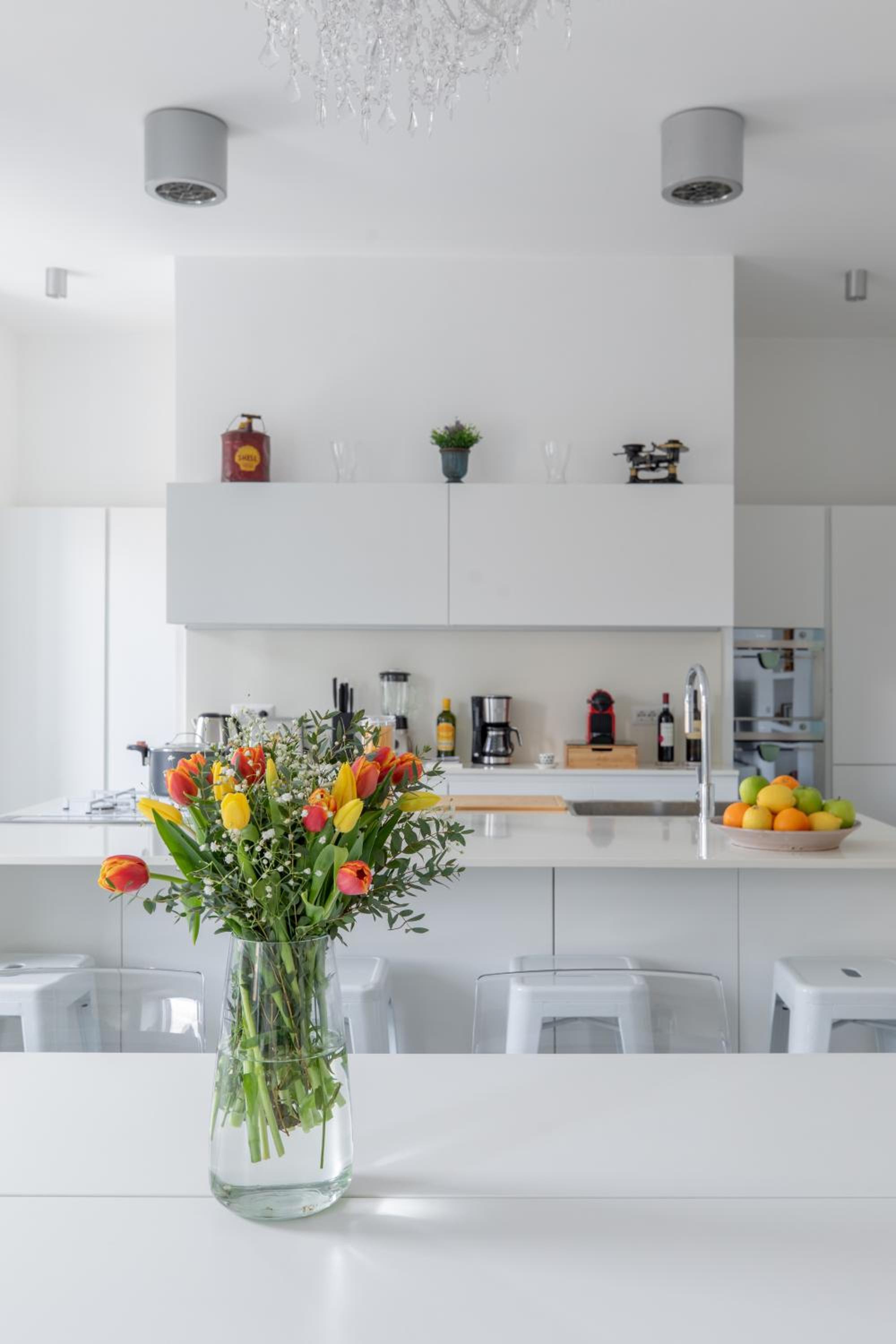 Trastevere Modern 4BR 4baths, WIFI, AC, custom kitchen, living room