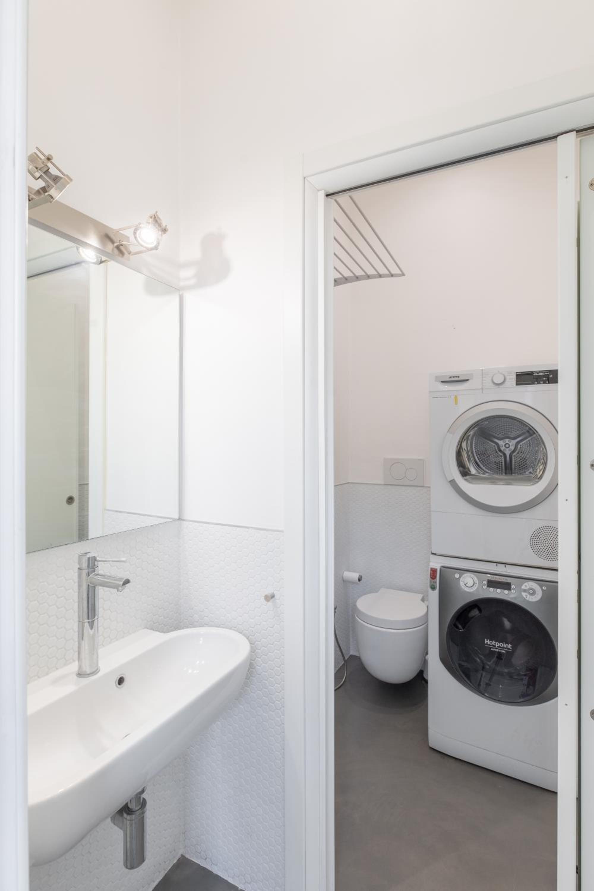 Trastevere Modern 4BR 4baths, WIFI, AC, custom kitchen, living room