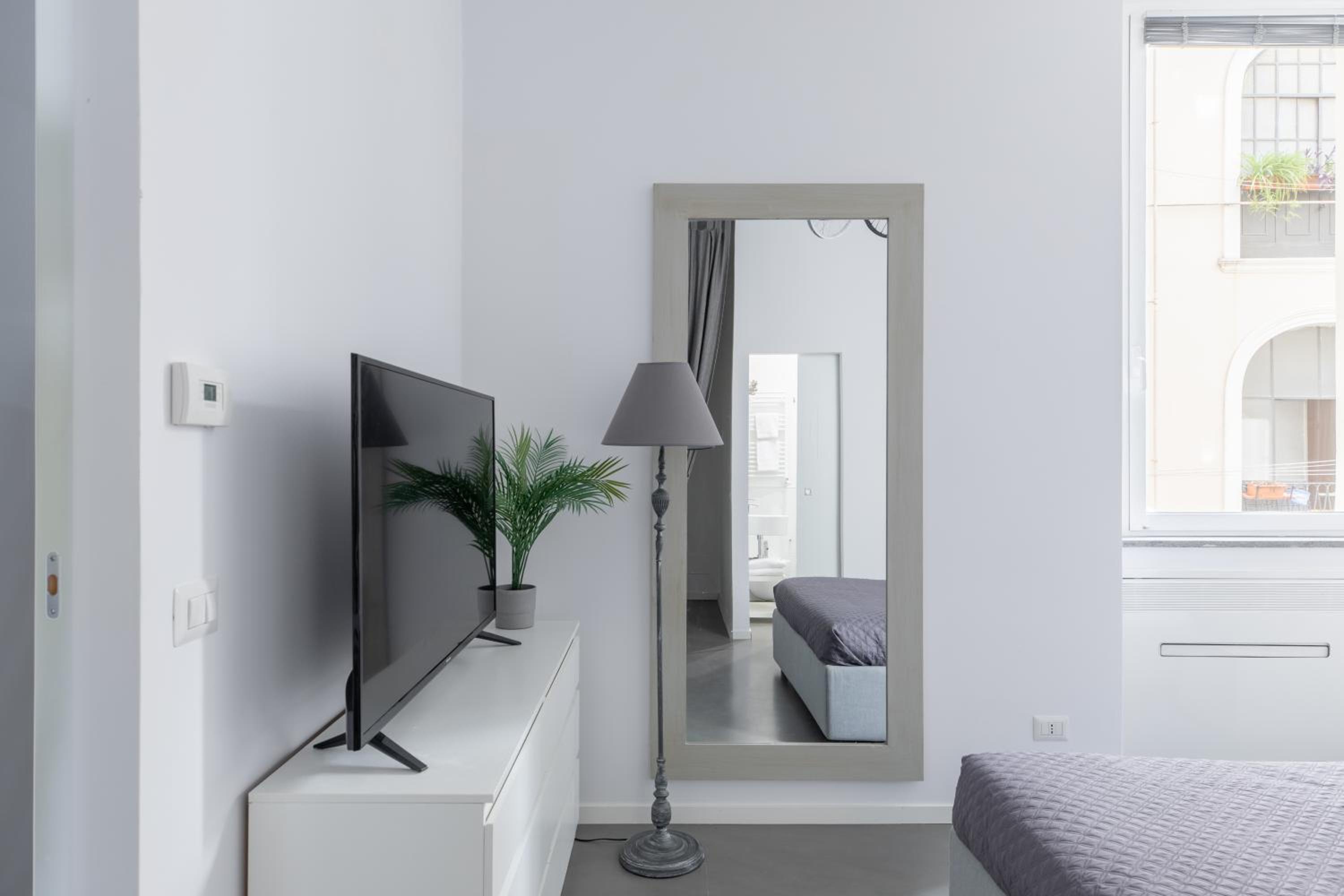 Trastevere Modern 4BR 4baths, WIFI, AC, custom kitchen, living room
