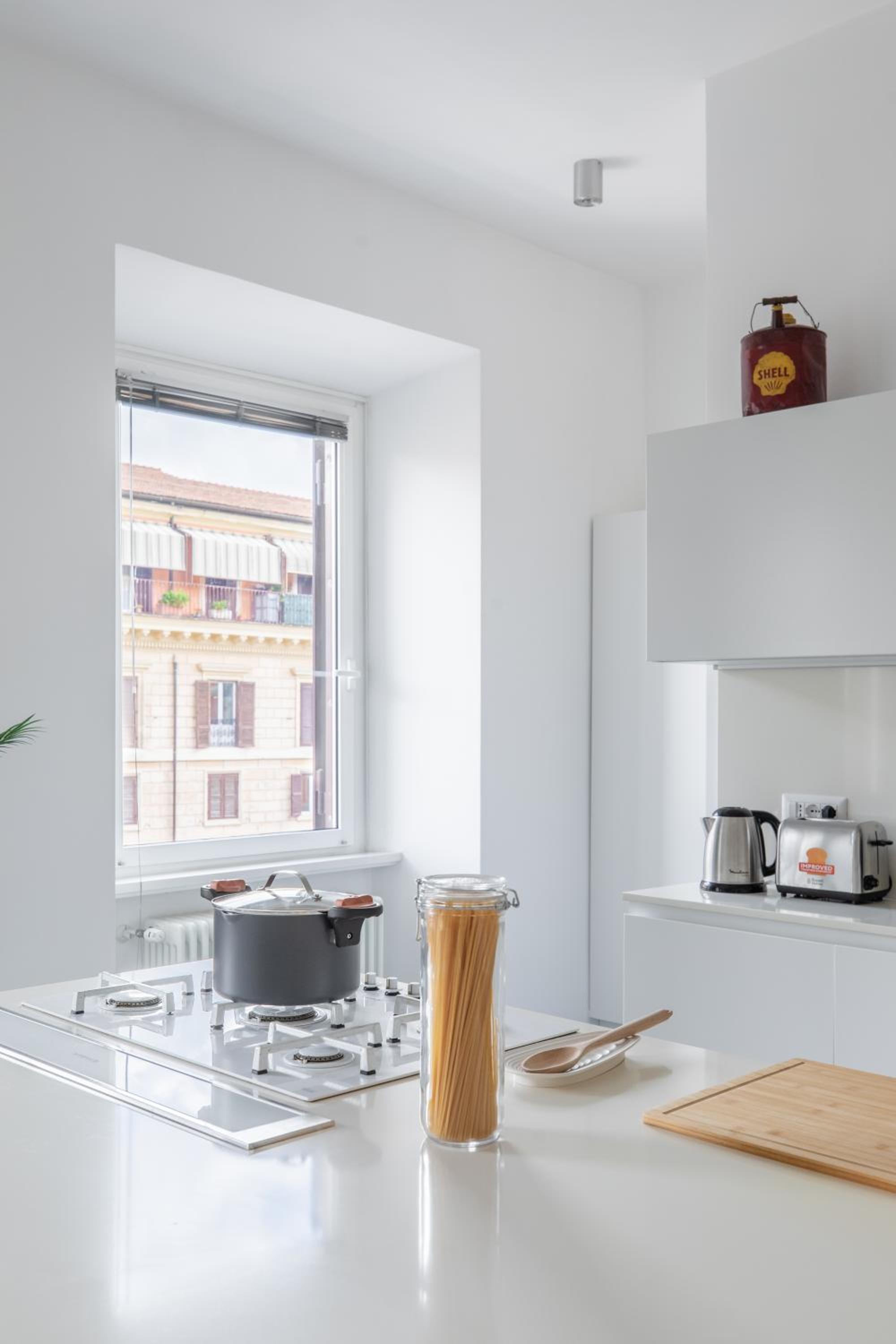 Trastevere Modern 4BR 4baths, WIFI, AC, custom kitchen, living room