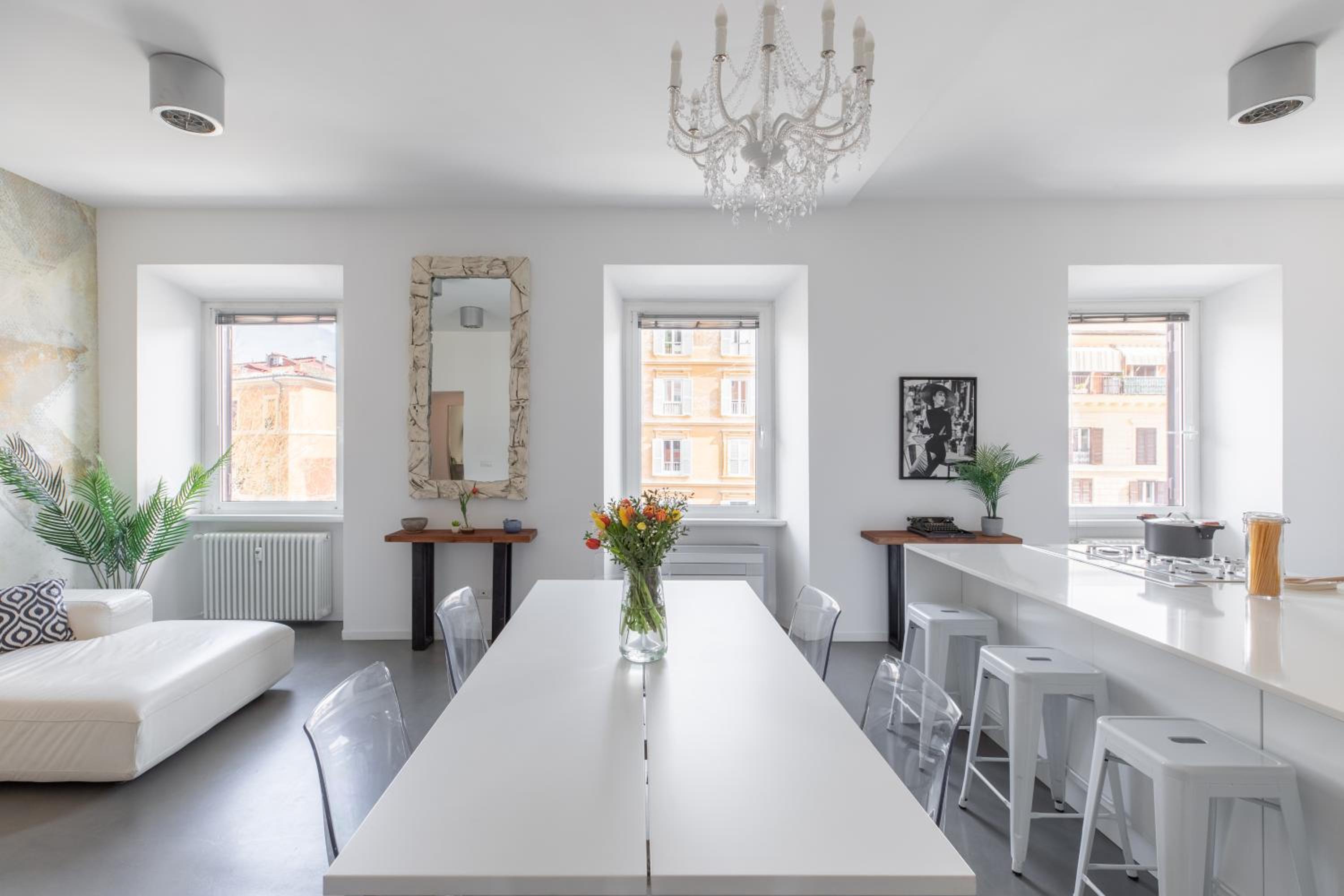 Trastevere Modern 4BR 4baths, WIFI, AC, custom kitchen, living room