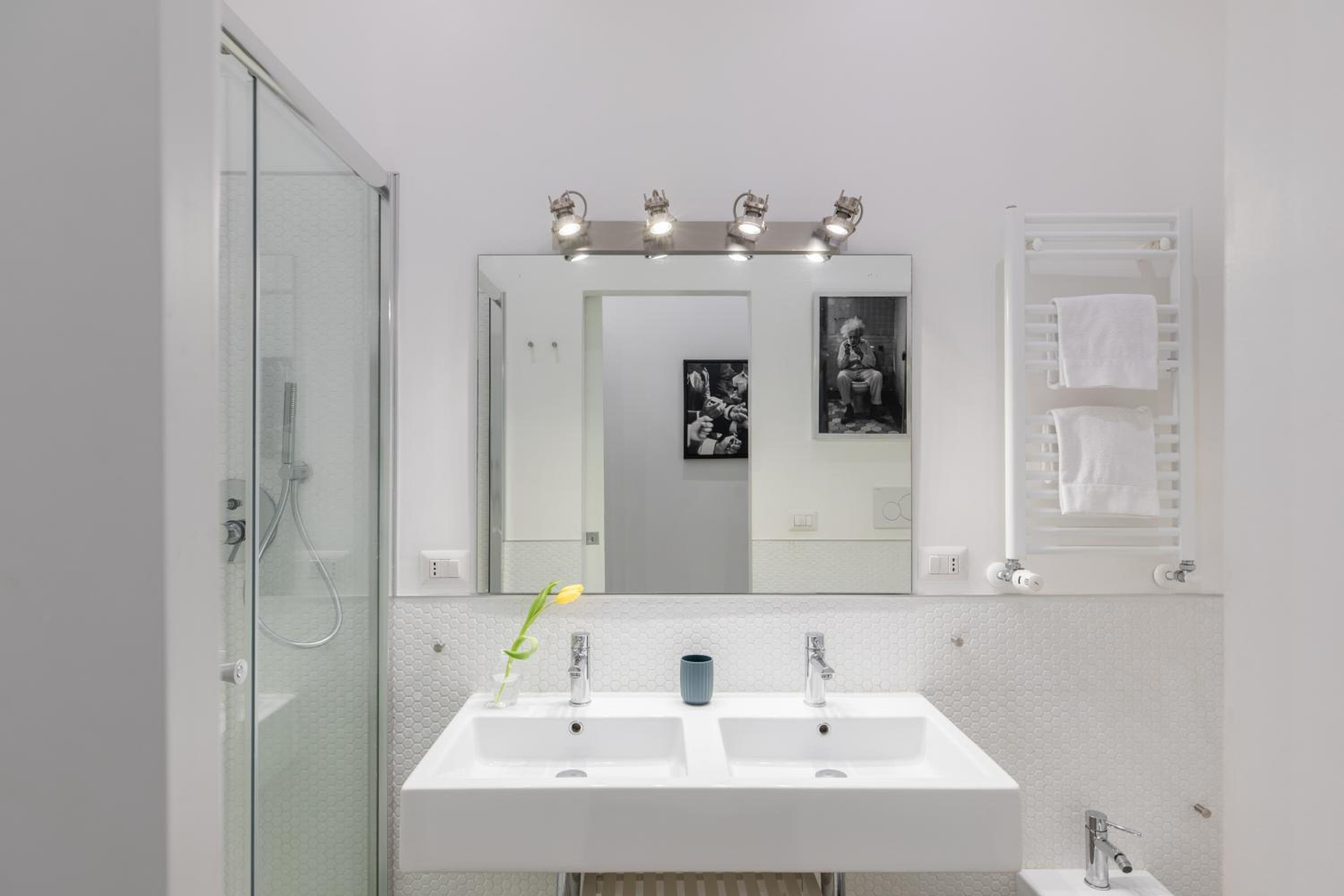 Trastevere Modern 4BR 4baths, WIFI, AC, custom kitchen, living room