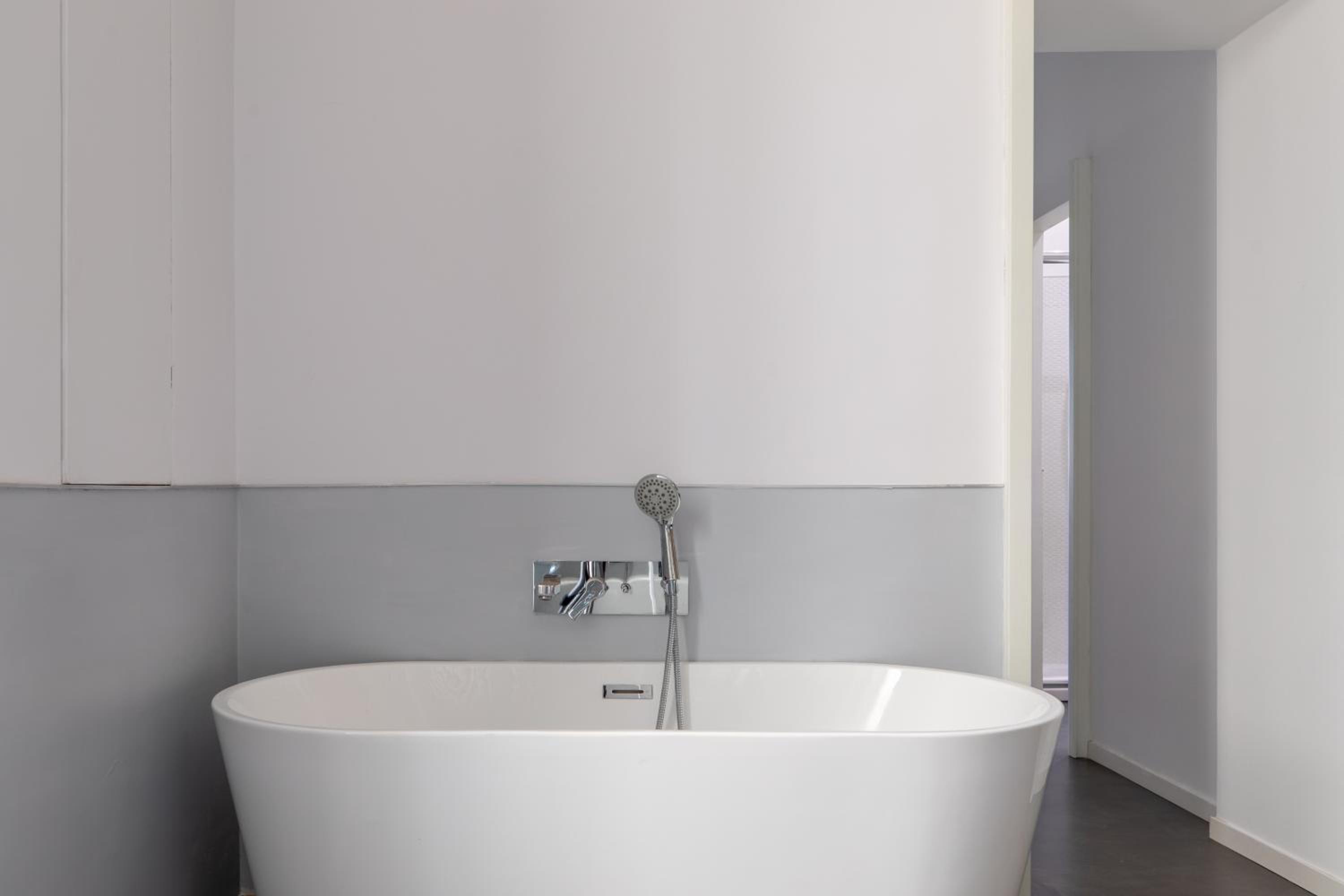 Trastevere Modern 4BR 4baths, WIFI, AC, custom kitchen, living room