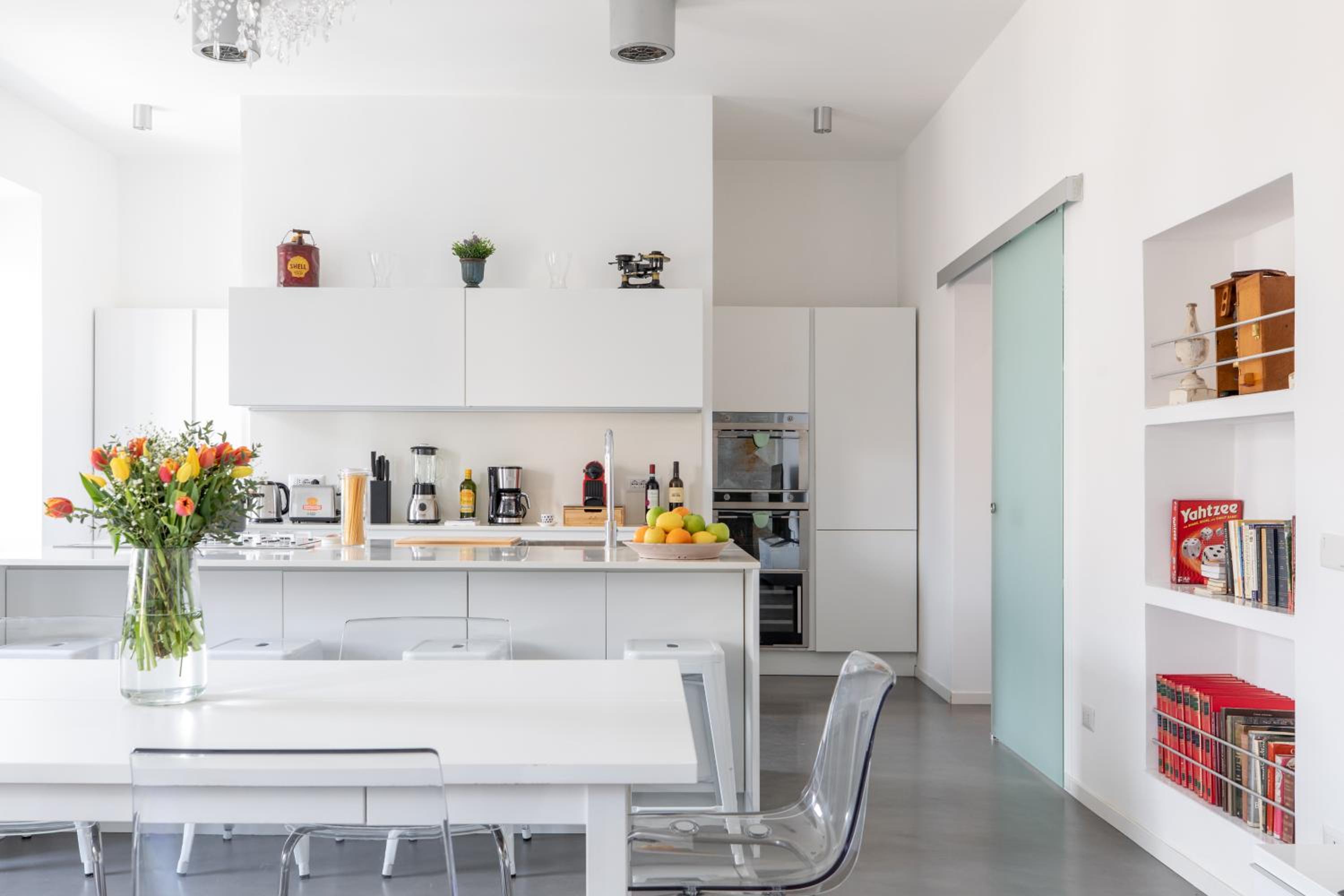 Trastevere Modern 4BR 4baths, WIFI, AC, custom kitchen, living room