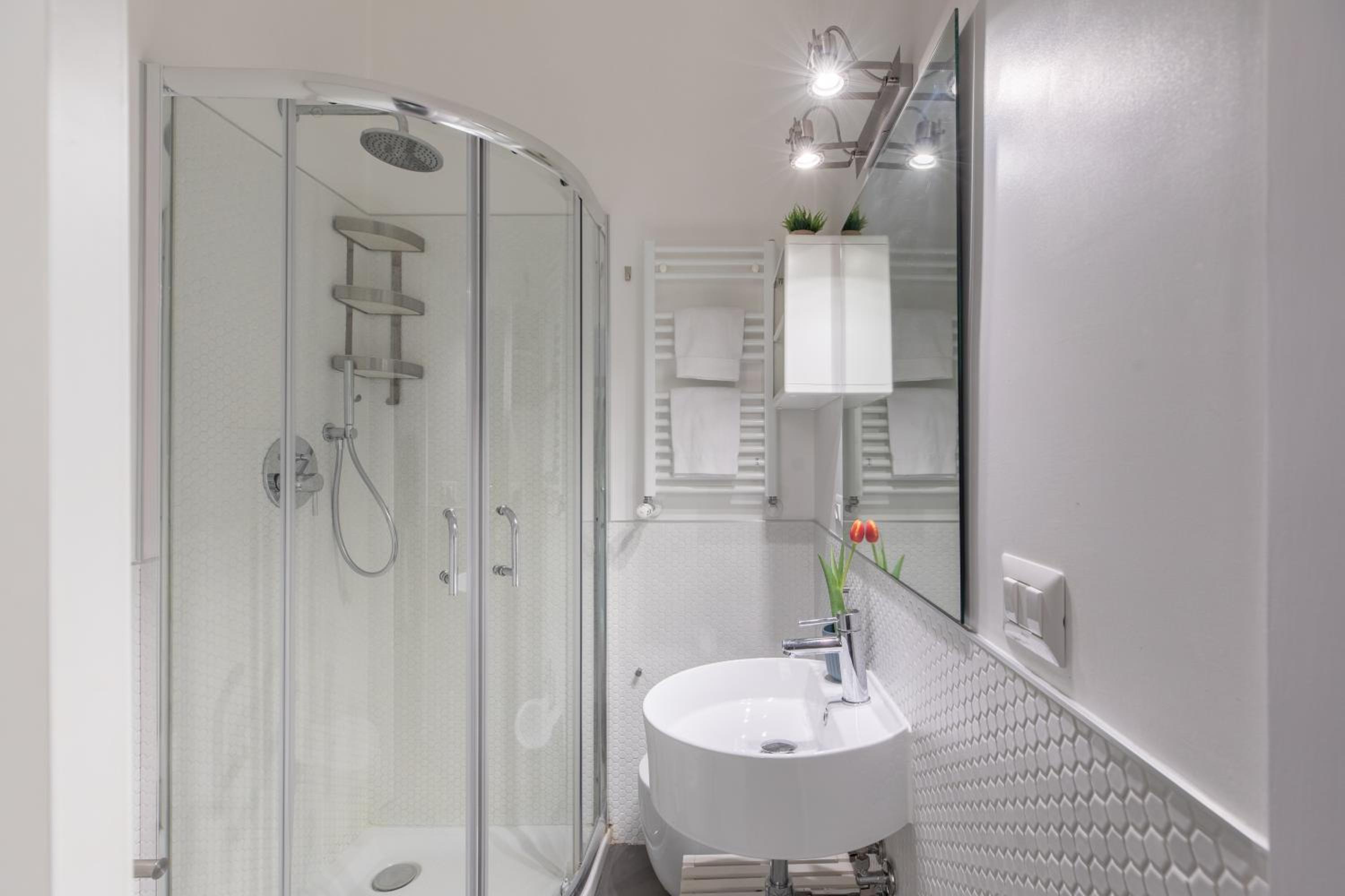 Trastevere Modern 4BR 4baths, WIFI, AC, custom kitchen, living room