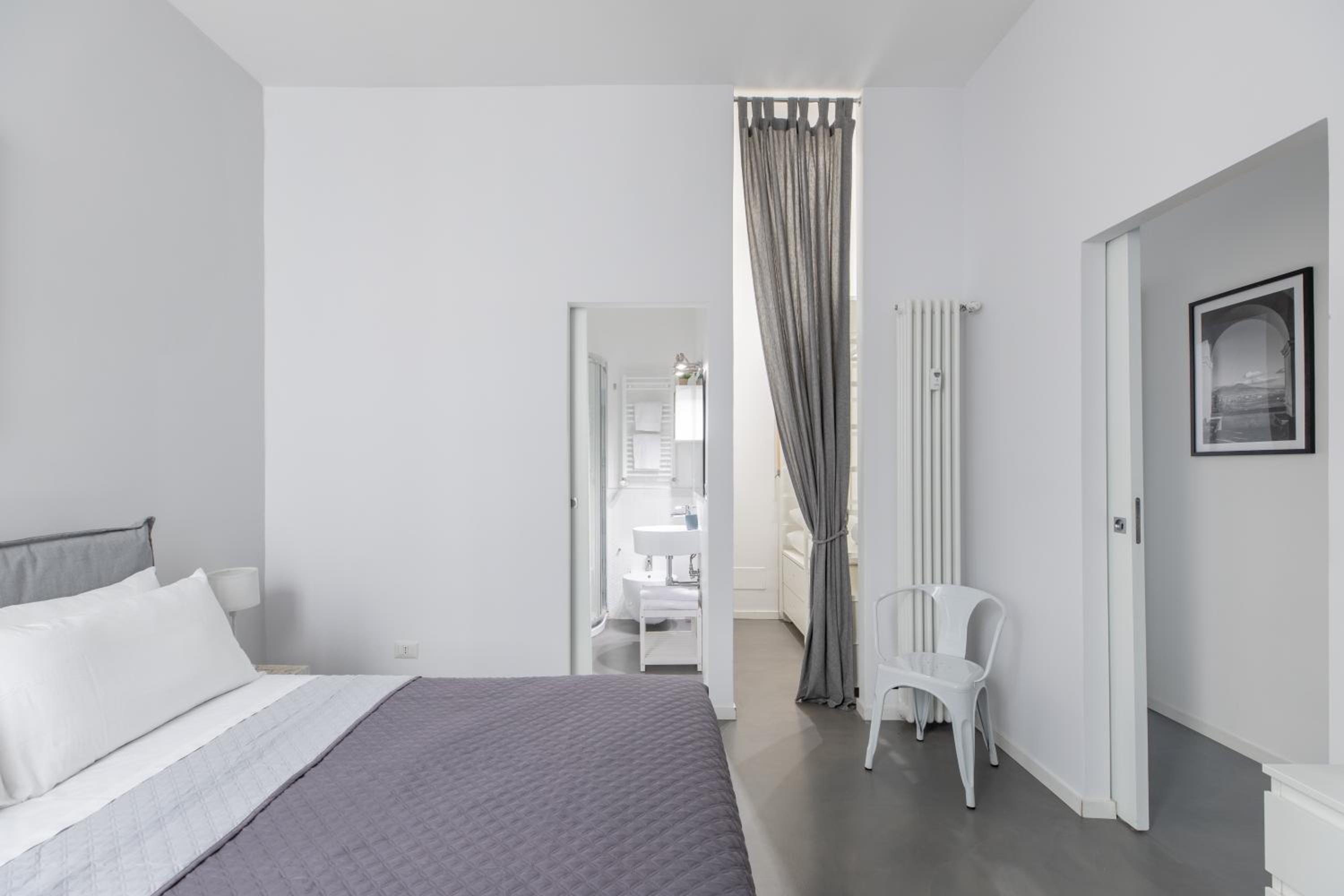 Trastevere Modern 4BR 4baths, WIFI, AC, custom kitchen, living room