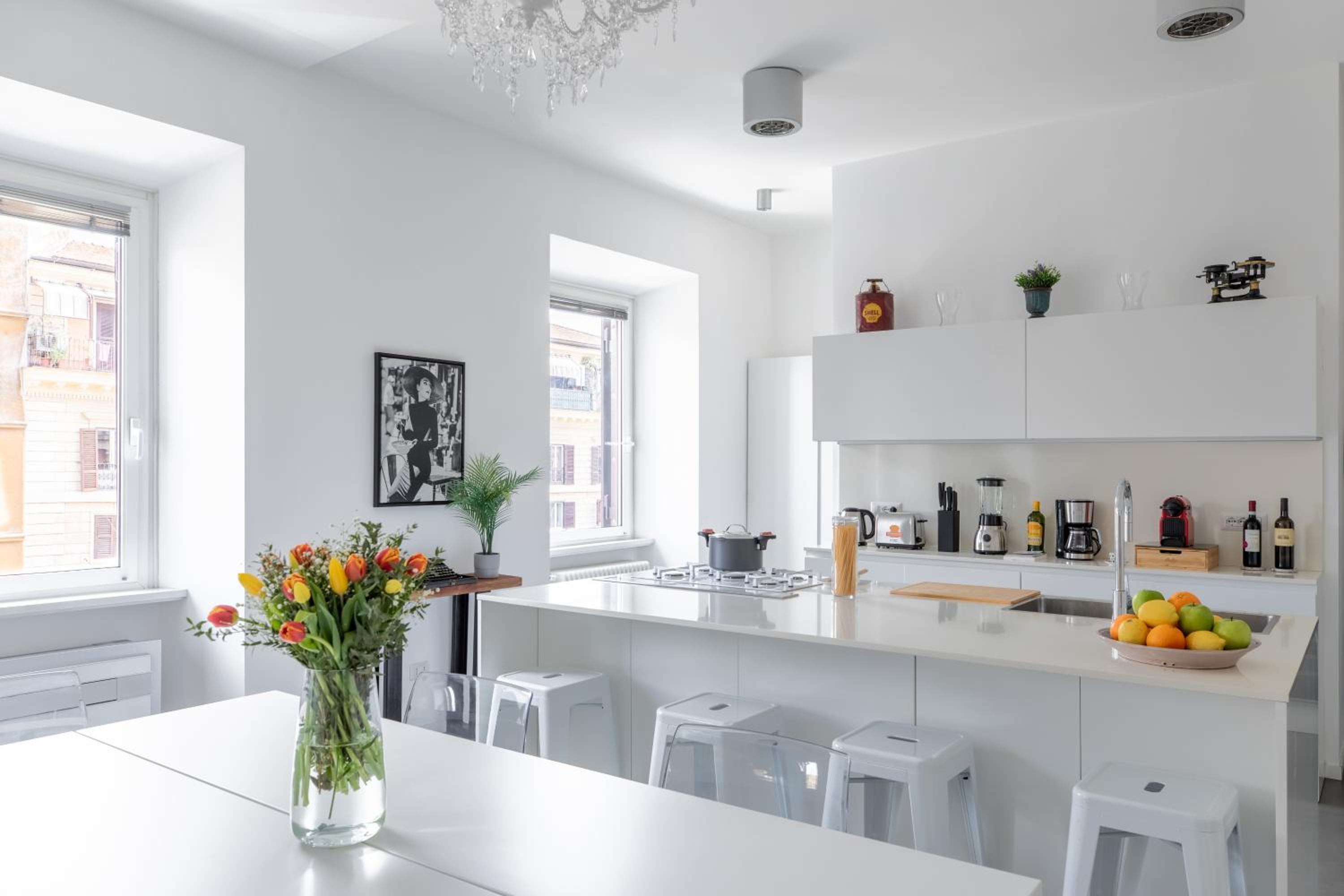 Trastevere Modern 4BR 4baths, WIFI, AC, custom kitchen, living room