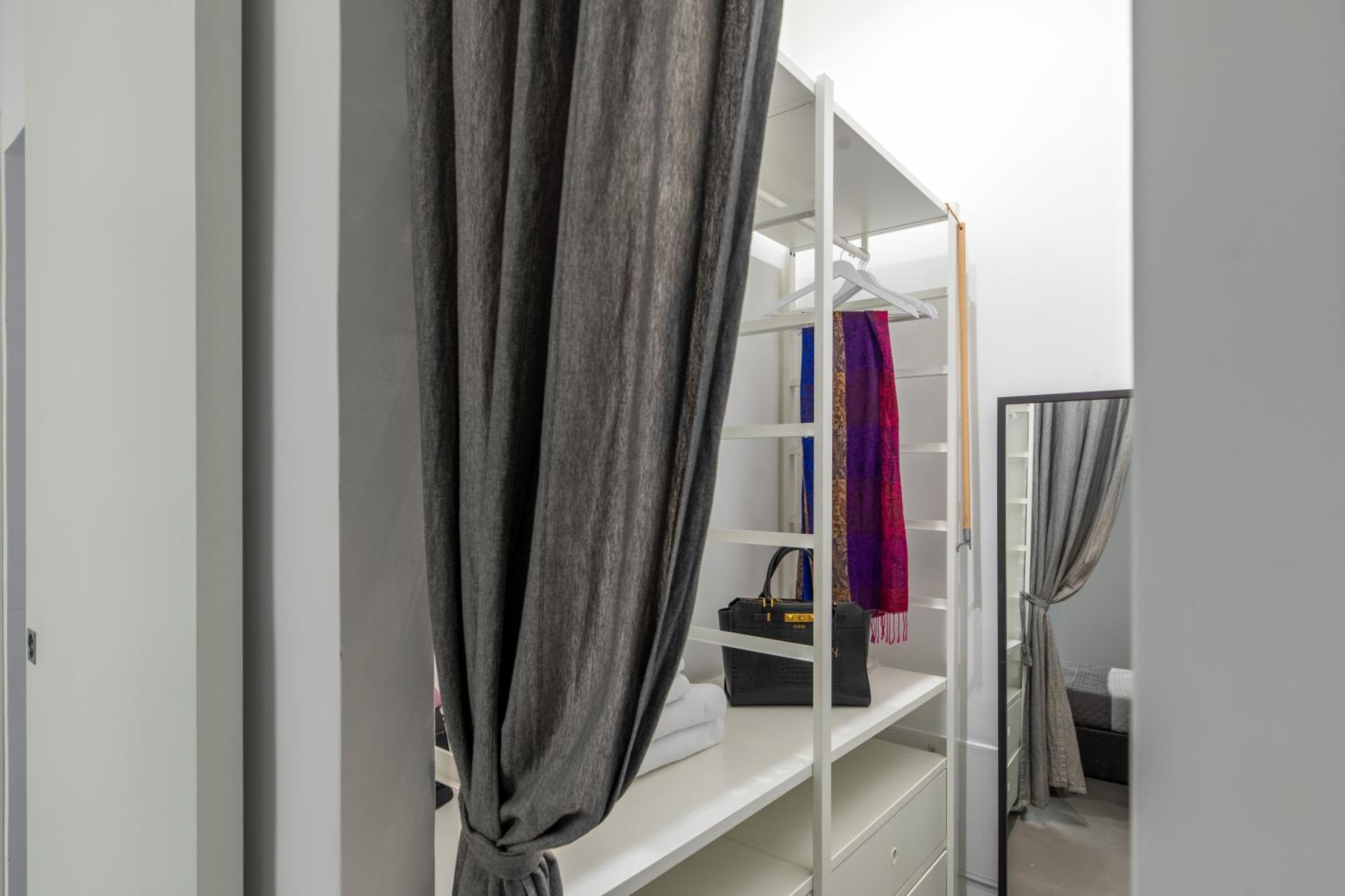 Trastevere Modern 4BR 4baths, WIFI, AC, custom kitchen, living room