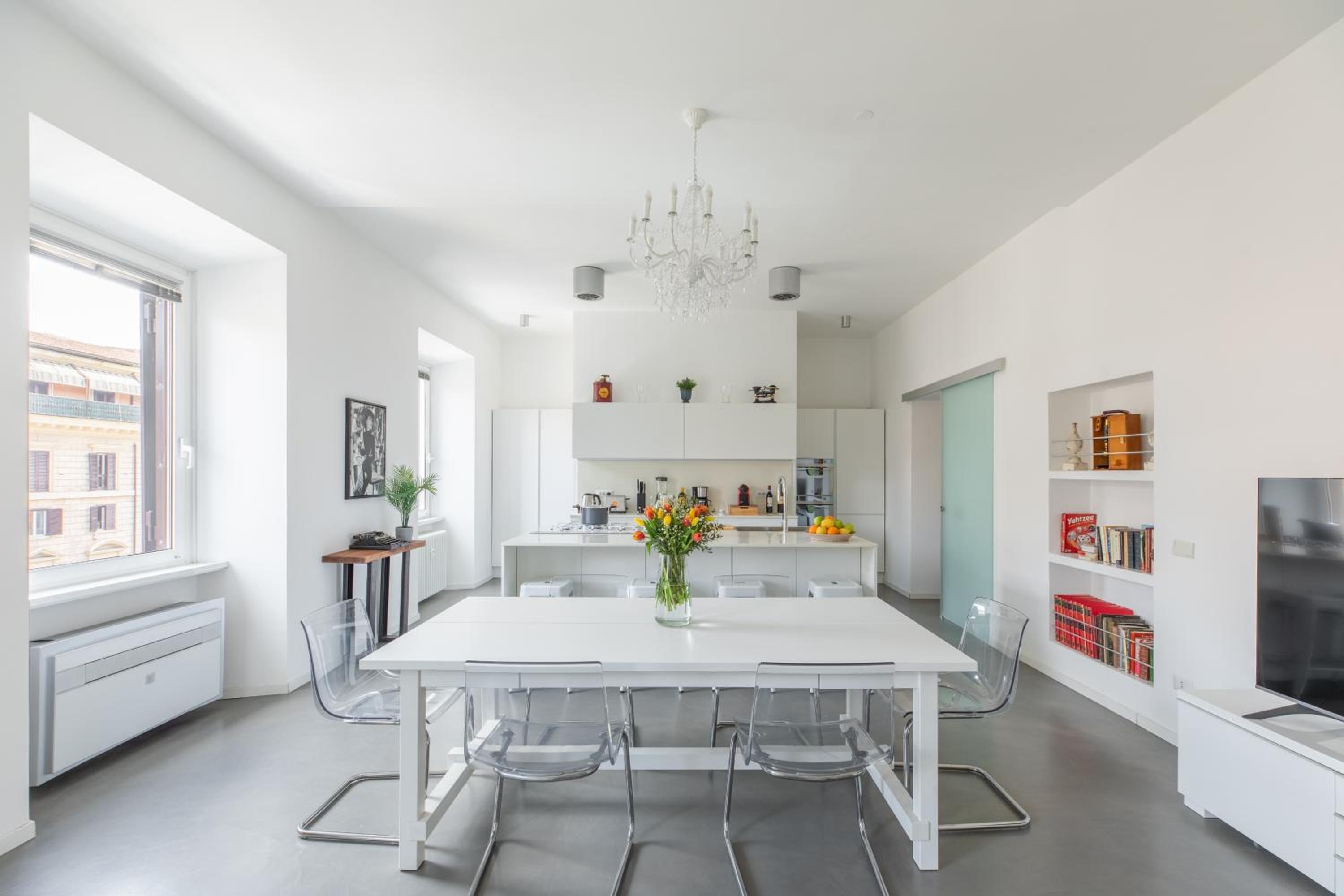 Trastevere Modern 4BR 4baths, WIFI, AC, custom kitchen, living room