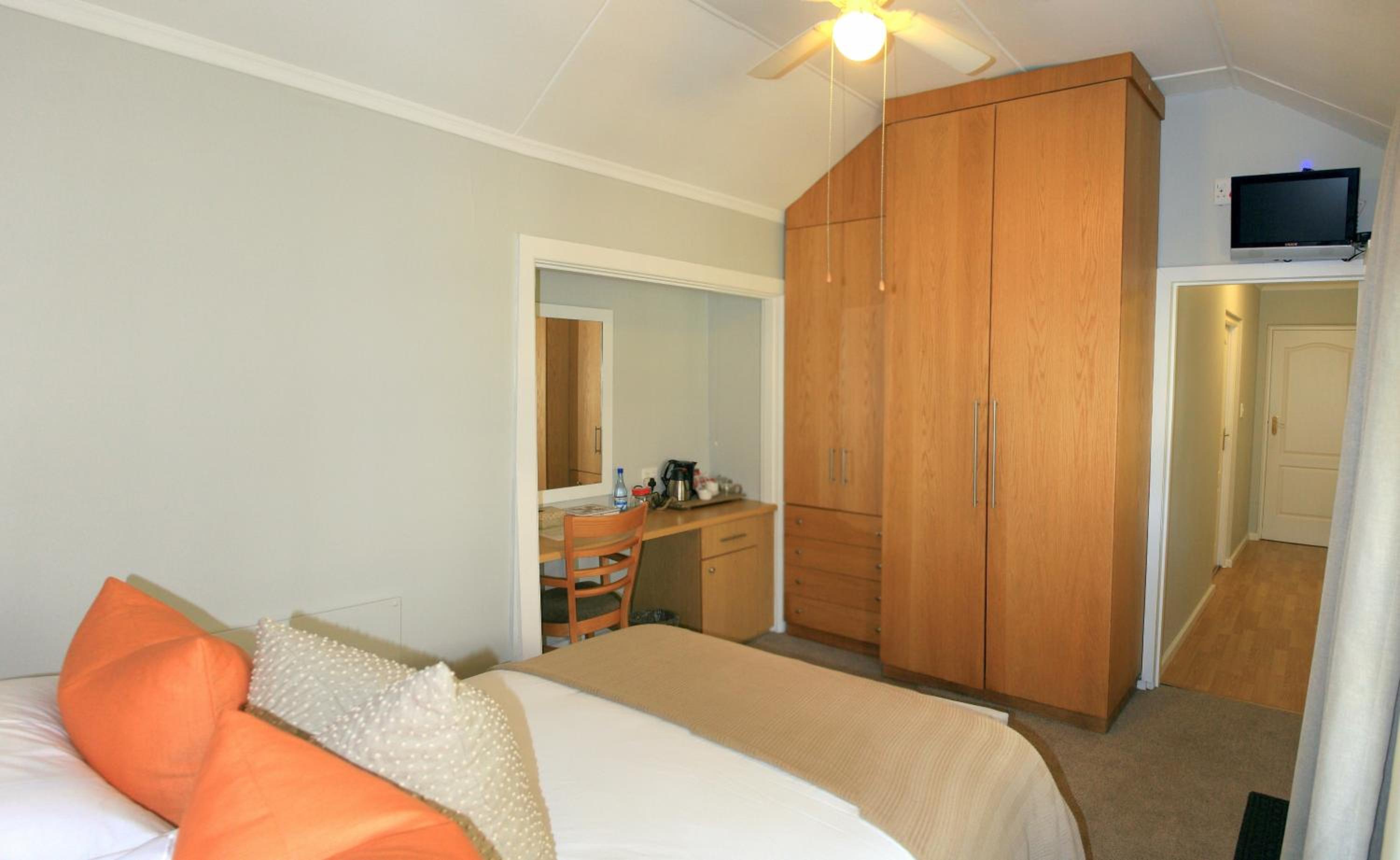 Lodge on Main Guest House and Conference Centre