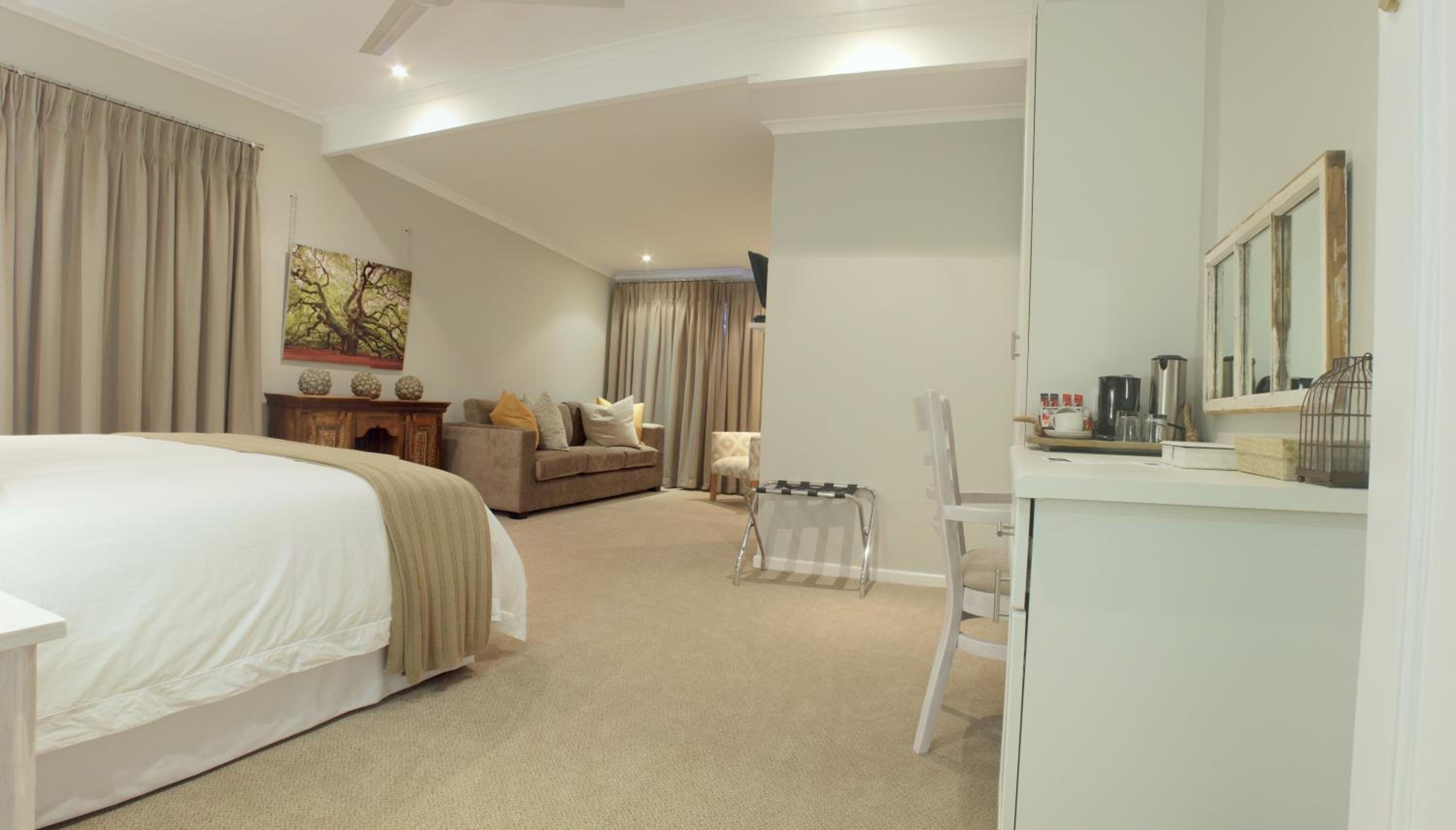 Lodge on Main Guest House and Conference Centre