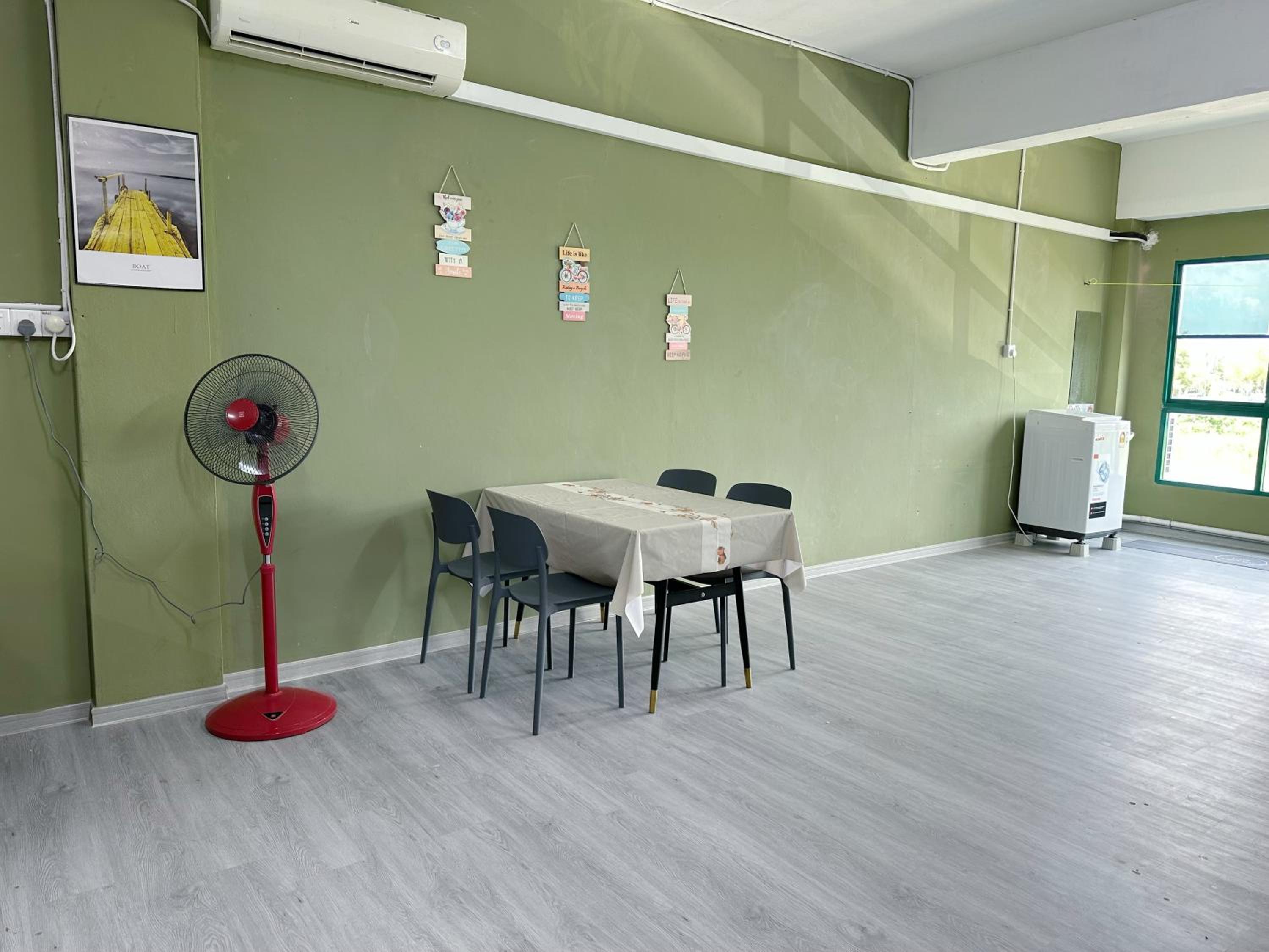 Check In Studio Homestay 12pax 1 Big Room with 4 kingsize 2 single matress Spacious space Super Budget