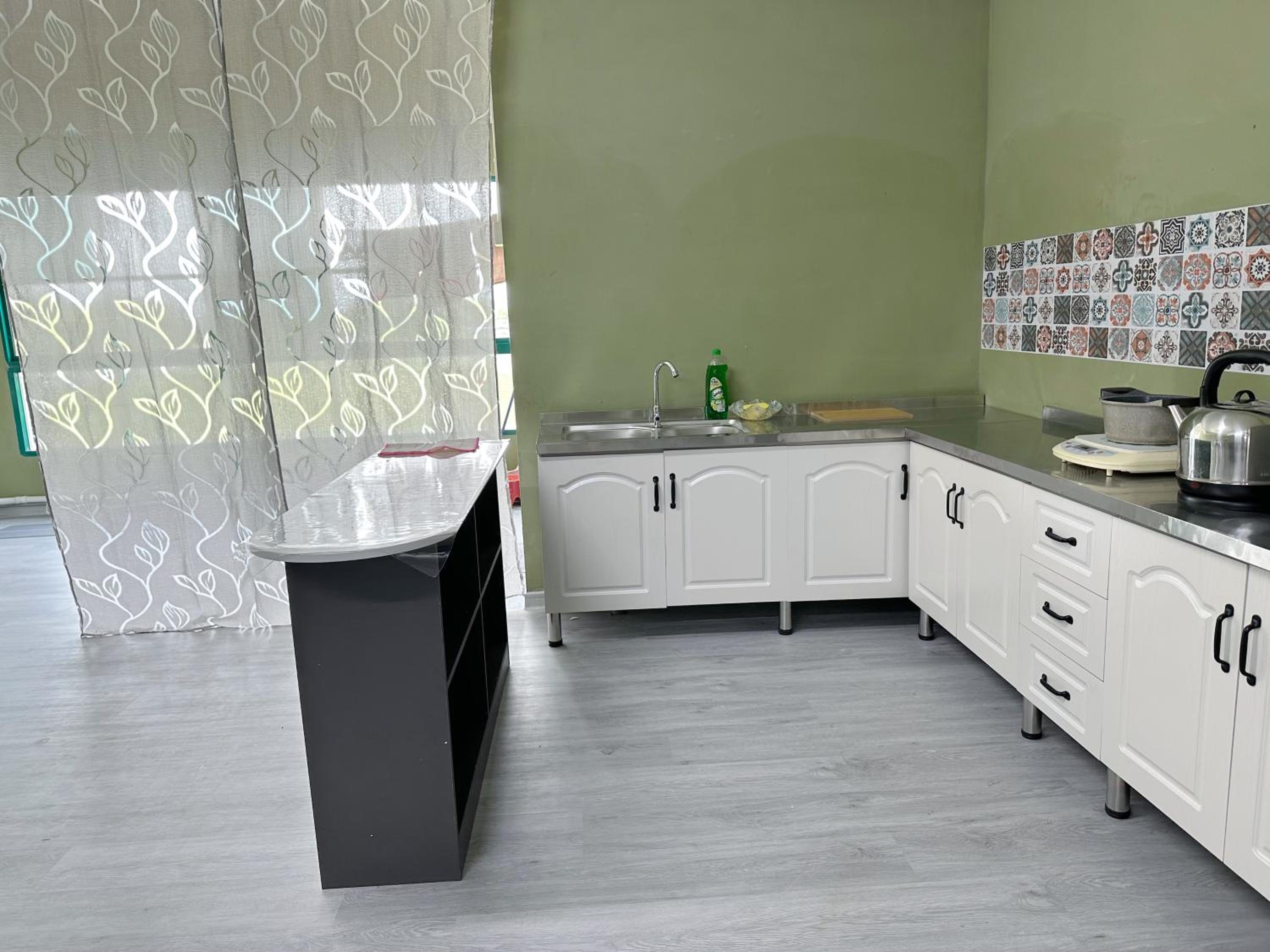 Check In Studio Homestay 12pax 1 Big Room with 4 kingsize 2 single matress Spacious space Super Budget