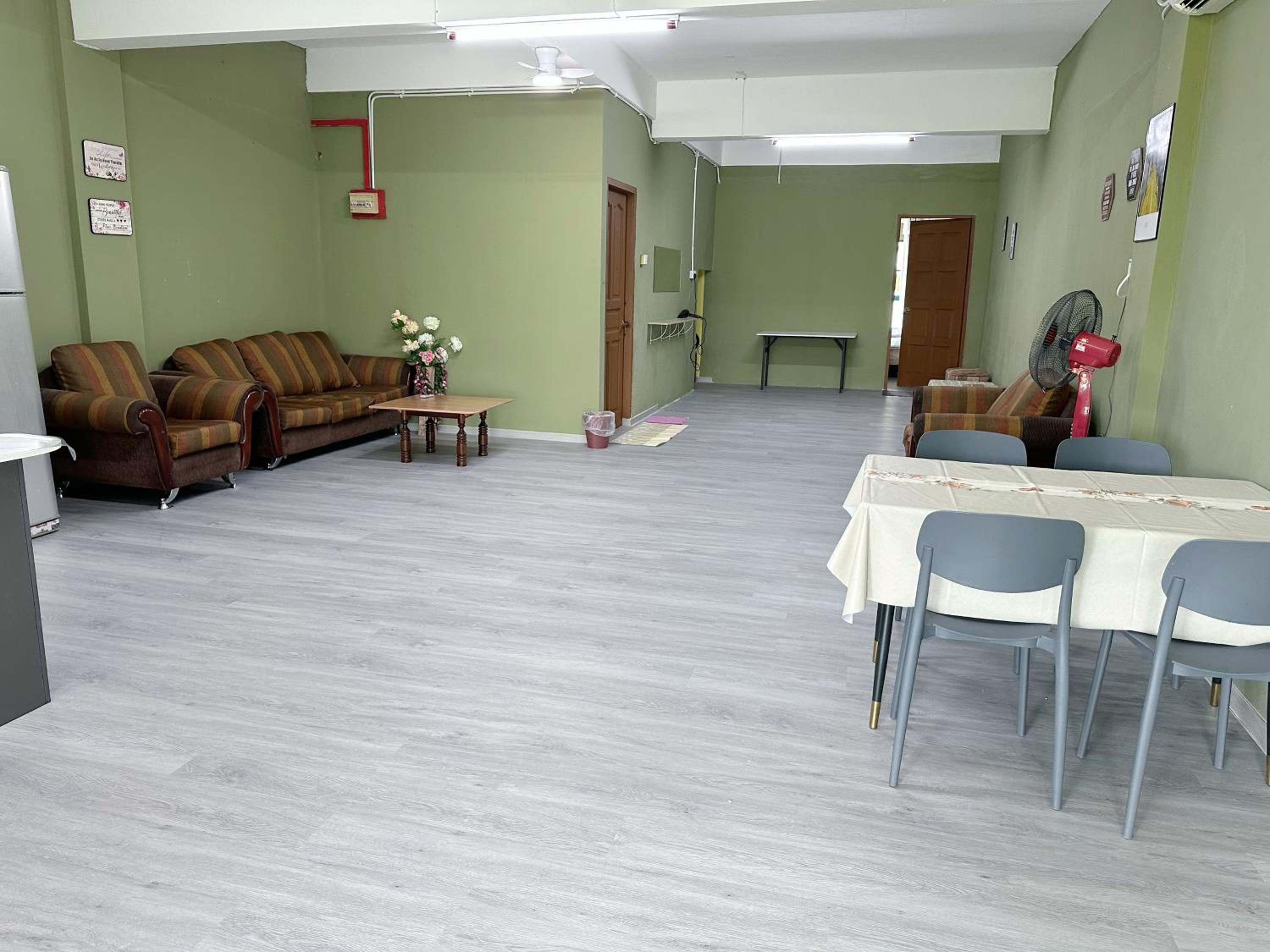 Check In Studio Homestay 12pax 1 Big Room with 4 kingsize 2 single matress Spacious space Super Budget