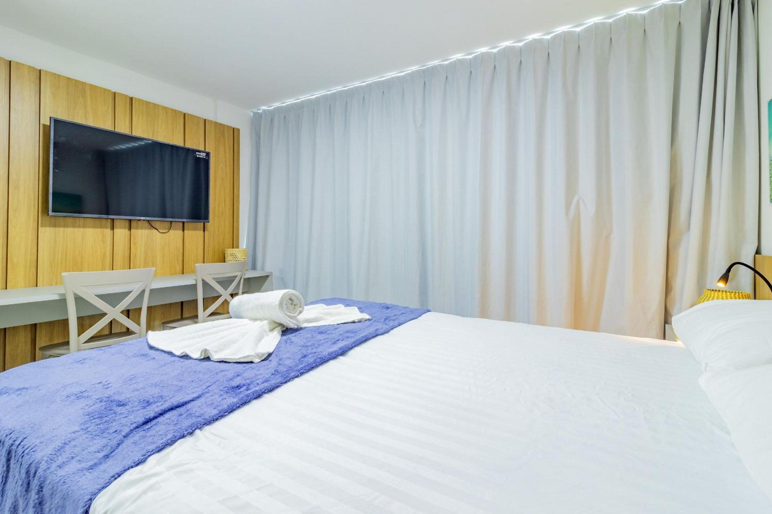 Ocean Blue #05 - Studio with pool by Carpediem