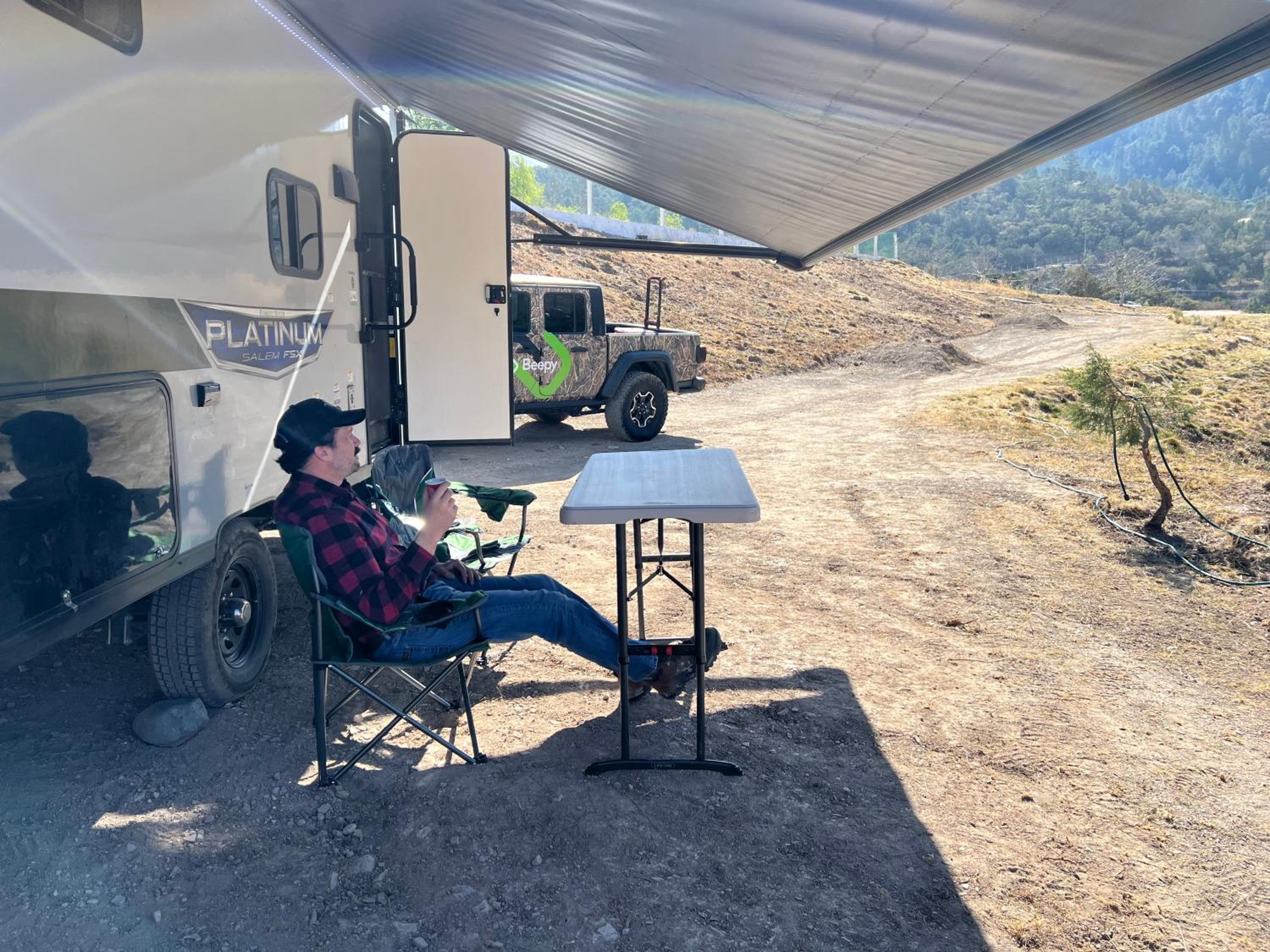 RV completamente equipado en viñedo