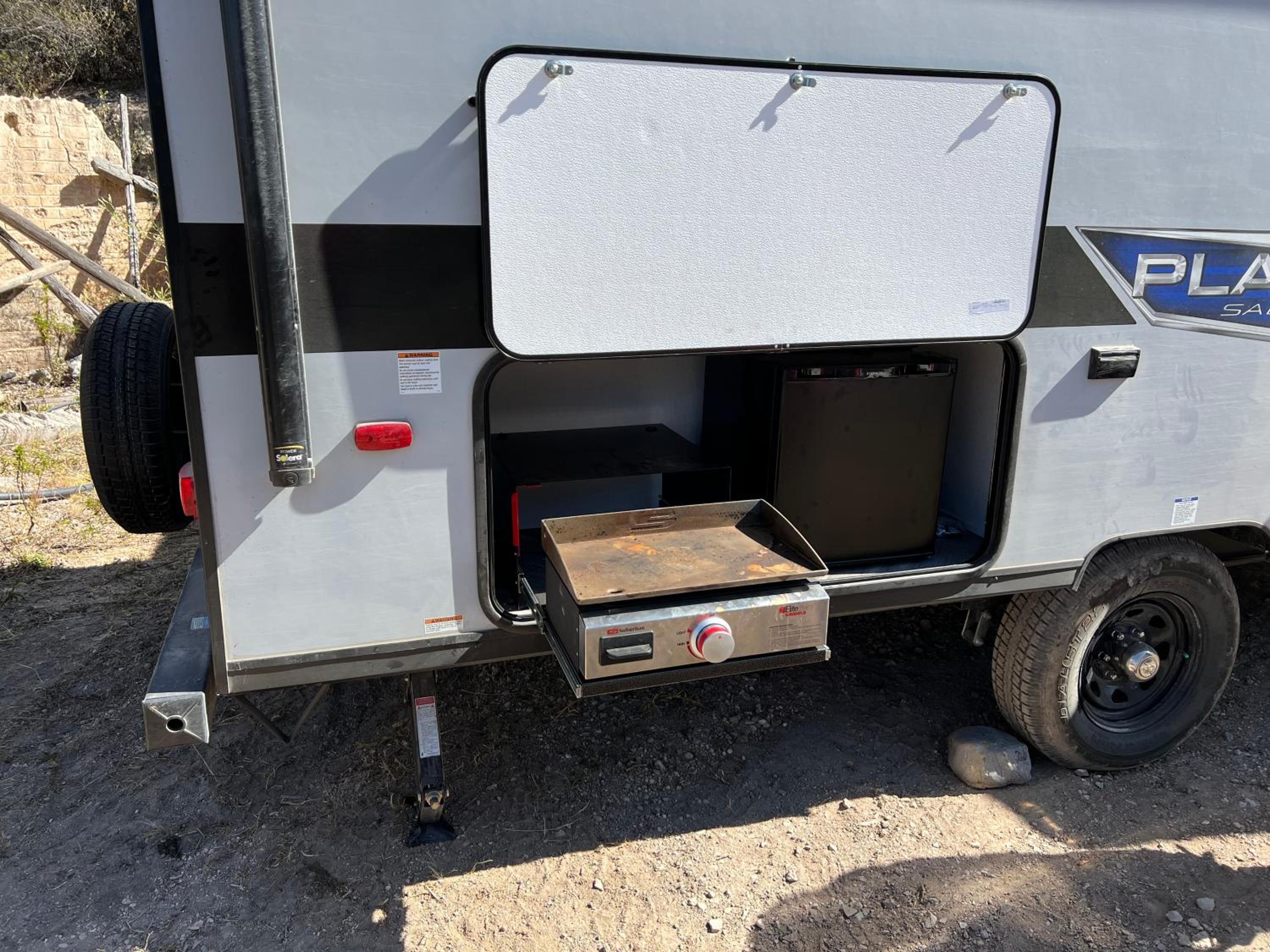 RV completamente equipado en viñedo