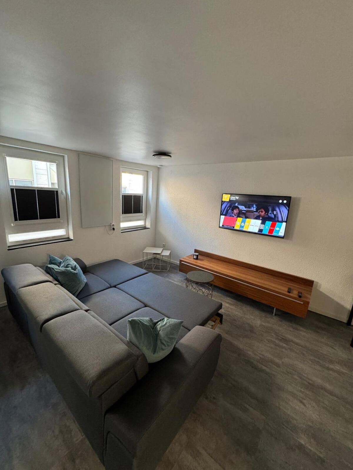 Luxus-Apartment im Herzen von Ludwigsburg - - WLAN - Klima - 24h Check-In - Waschmaschine - Terrasse - 200m vom Schloss und vom Ludwigsburger Marktplatz - 