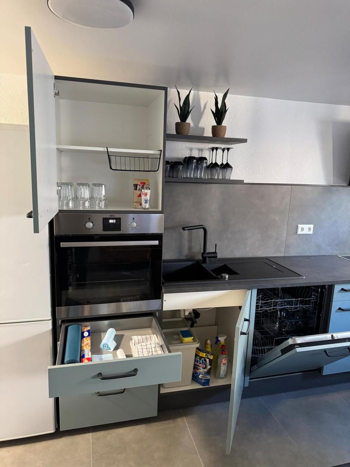Luxus-Apartment im Herzen von Ludwigsburg - - WLAN - Klima - 24h Check-In - Waschmaschine - Terrasse - 200m vom Schloss und vom Ludwigsburger Marktplatz - 