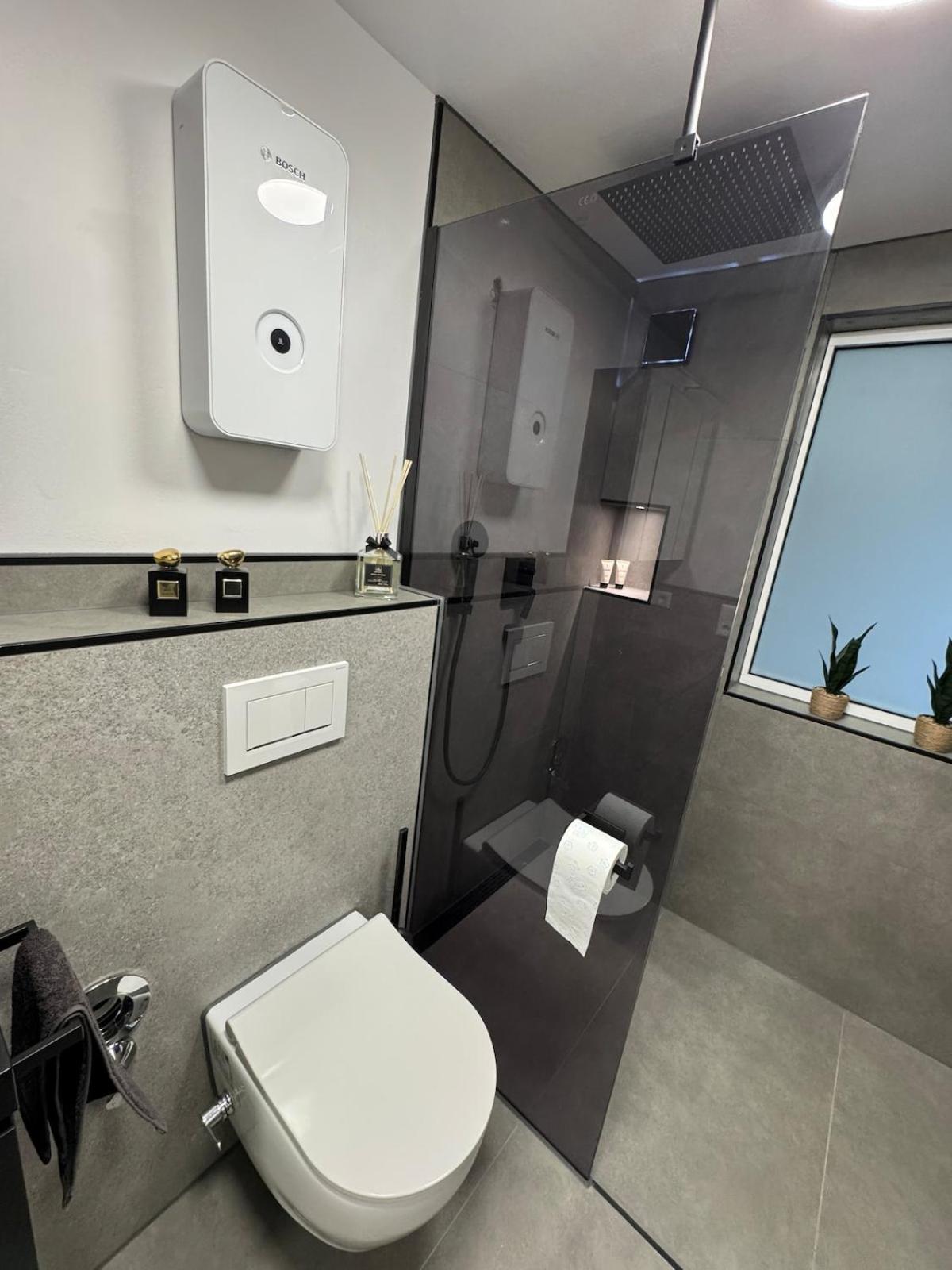 Luxus-Apartment im Herzen von Ludwigsburg - - WLAN - Klima - 24h Check-In - Waschmaschine - Terrasse - 200m vom Schloss und vom Ludwigsburger Marktplatz - 