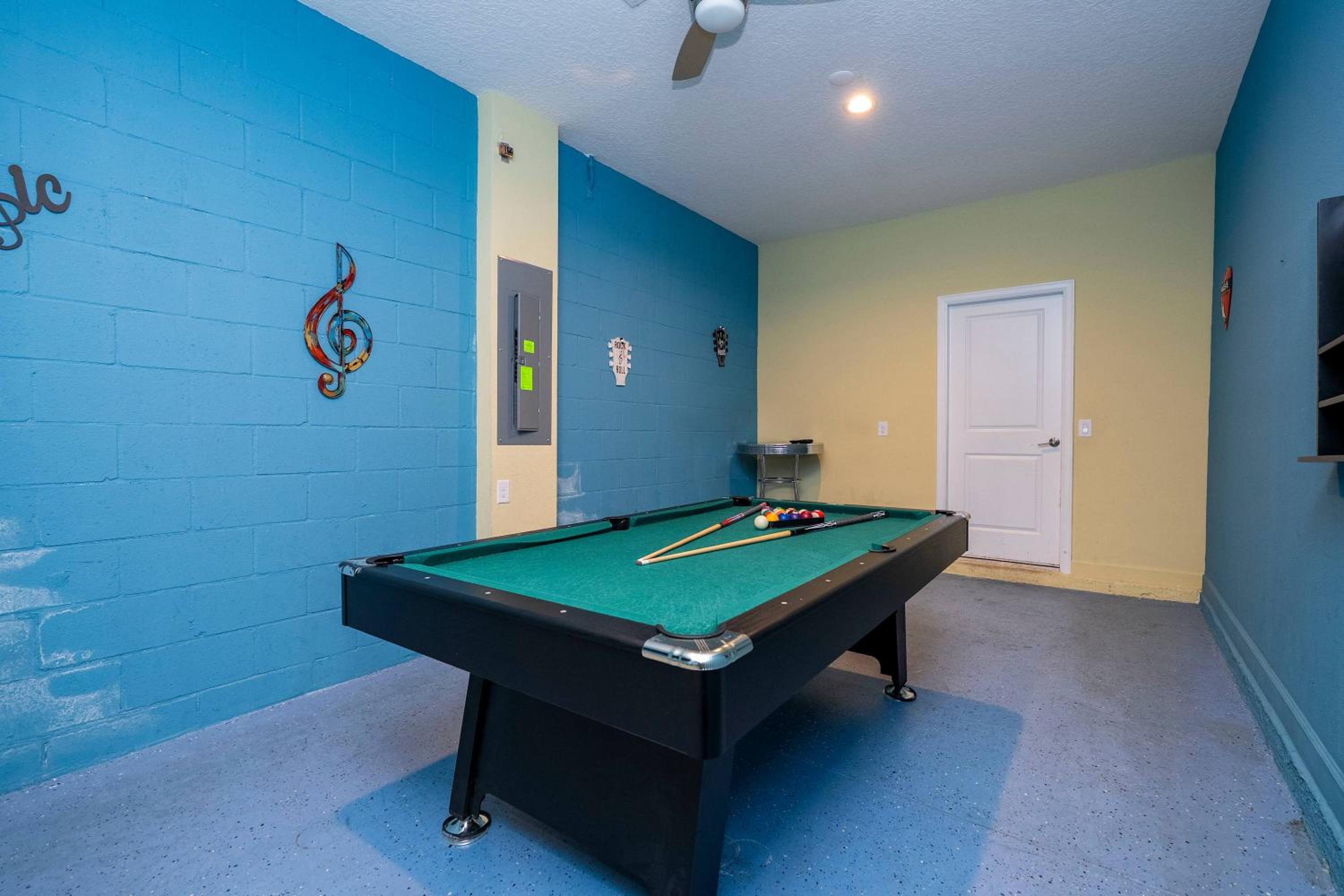 Stunning Game Room & Pool Jacuzzi Storey Lake 2799