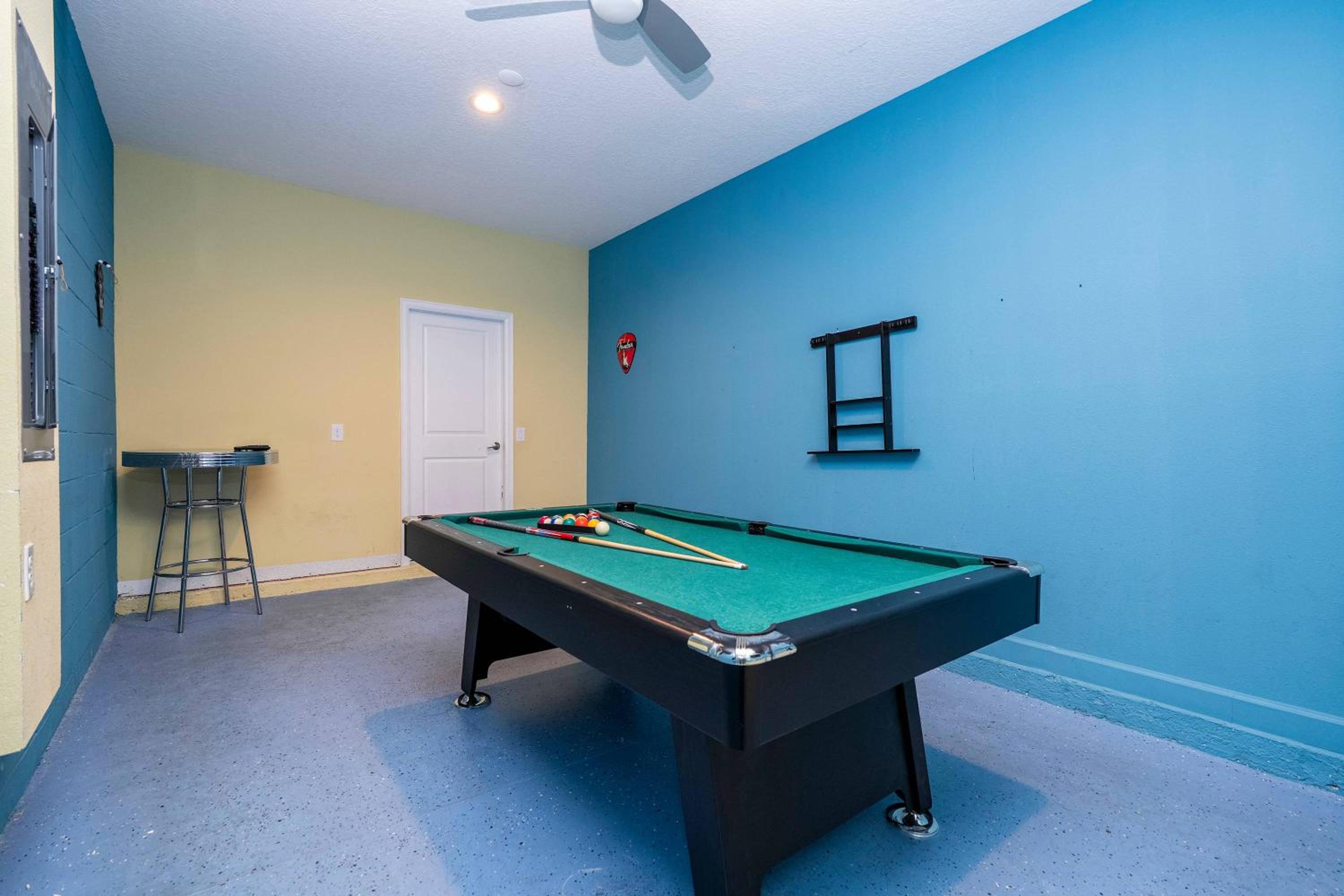Stunning Game Room & Pool Jacuzzi Storey Lake 2799