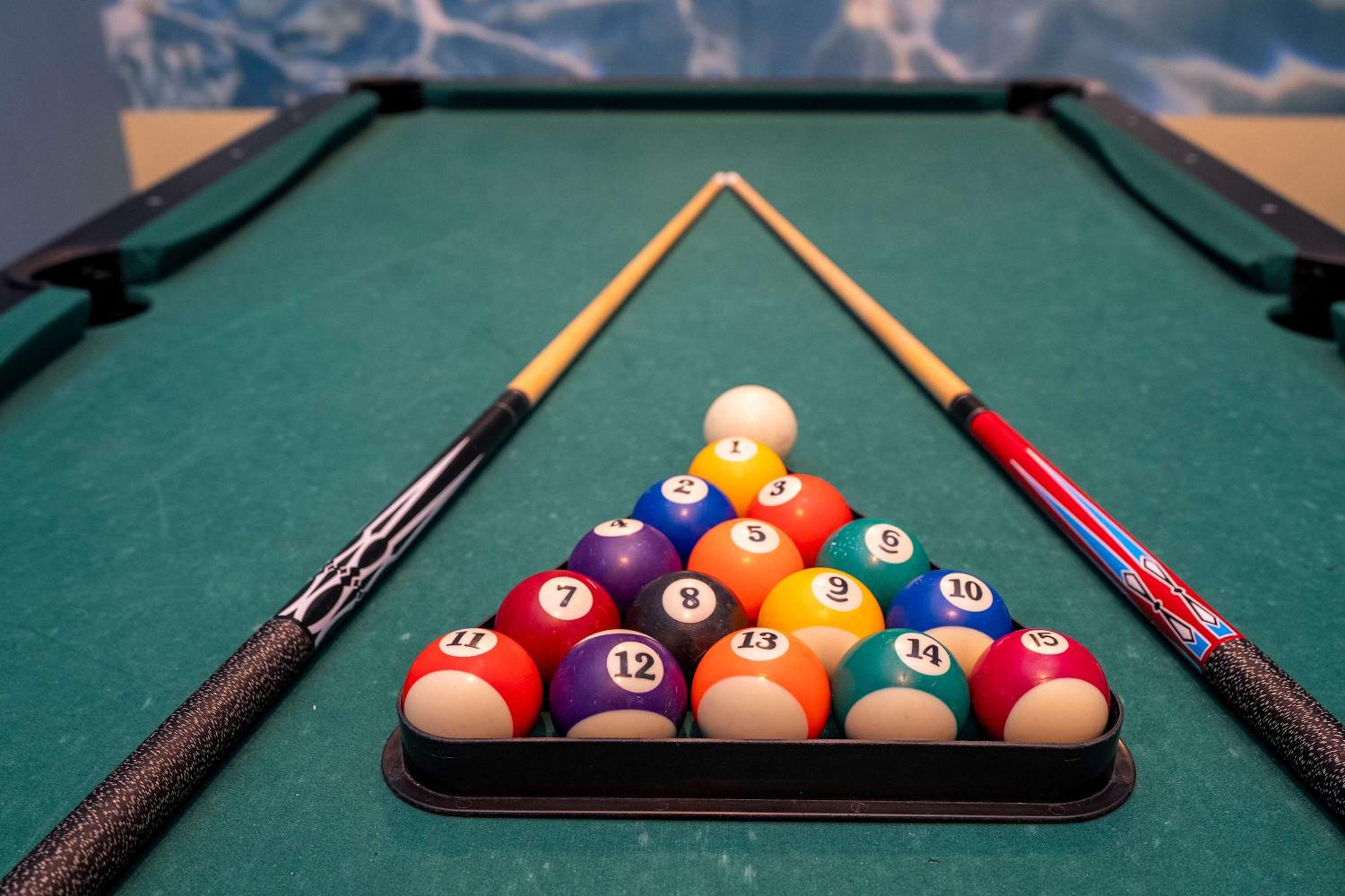 Stunning Game Room & Pool Jacuzzi Storey Lake 2799
