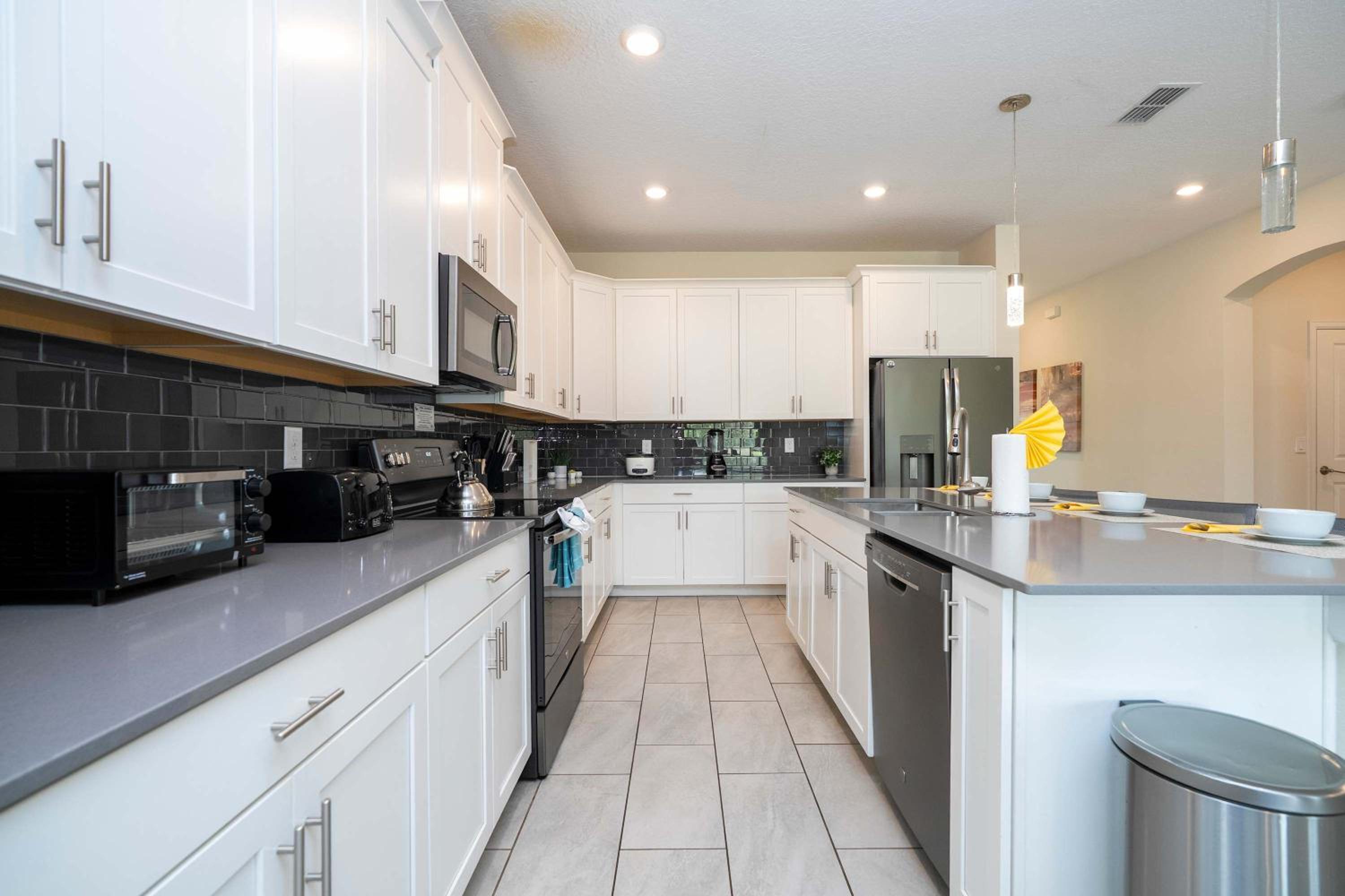 Stunning Game Room & Pool Jacuzzi Storey Lake 2799