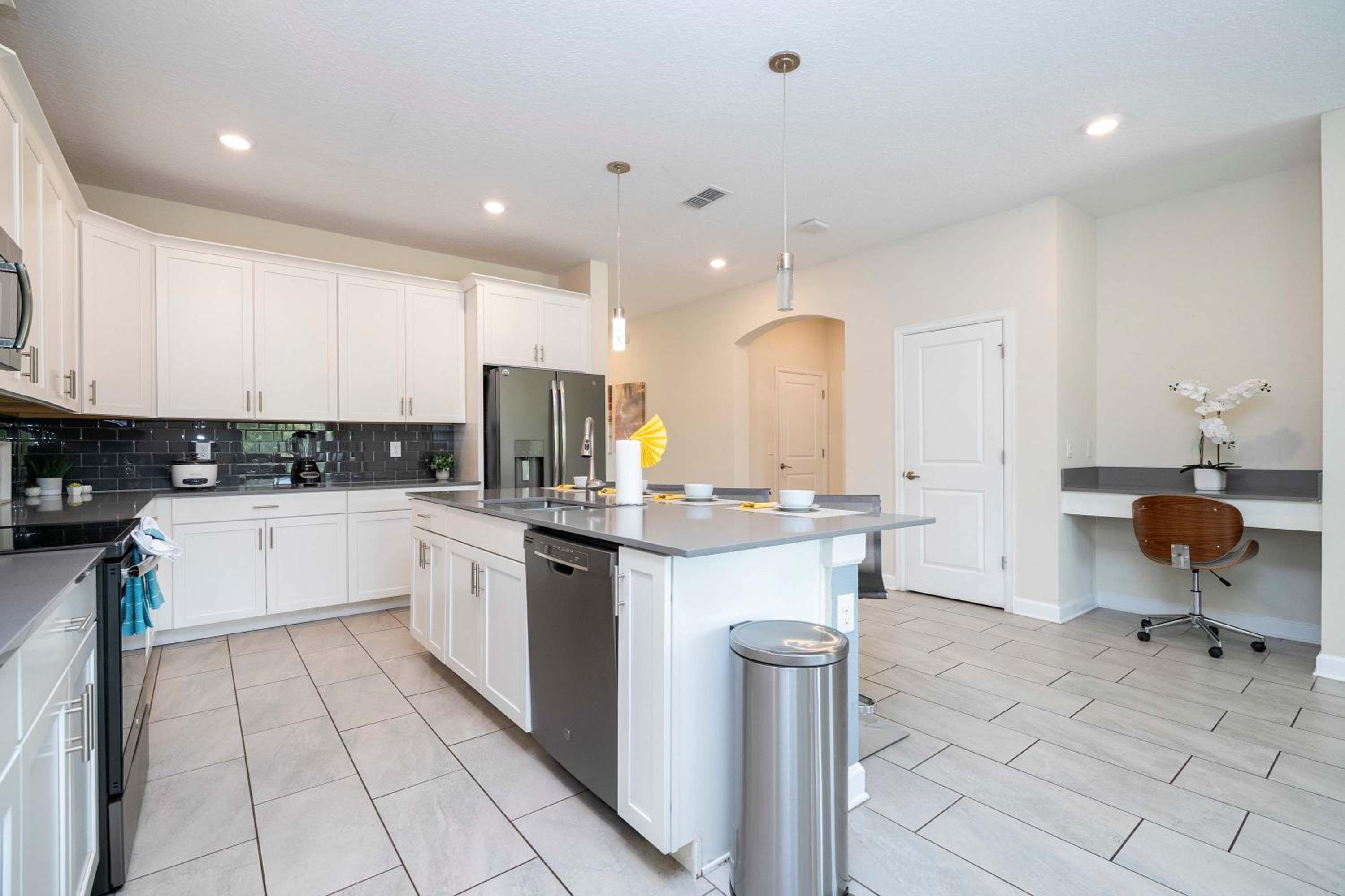 Stunning Game Room & Pool Jacuzzi Storey Lake 2799