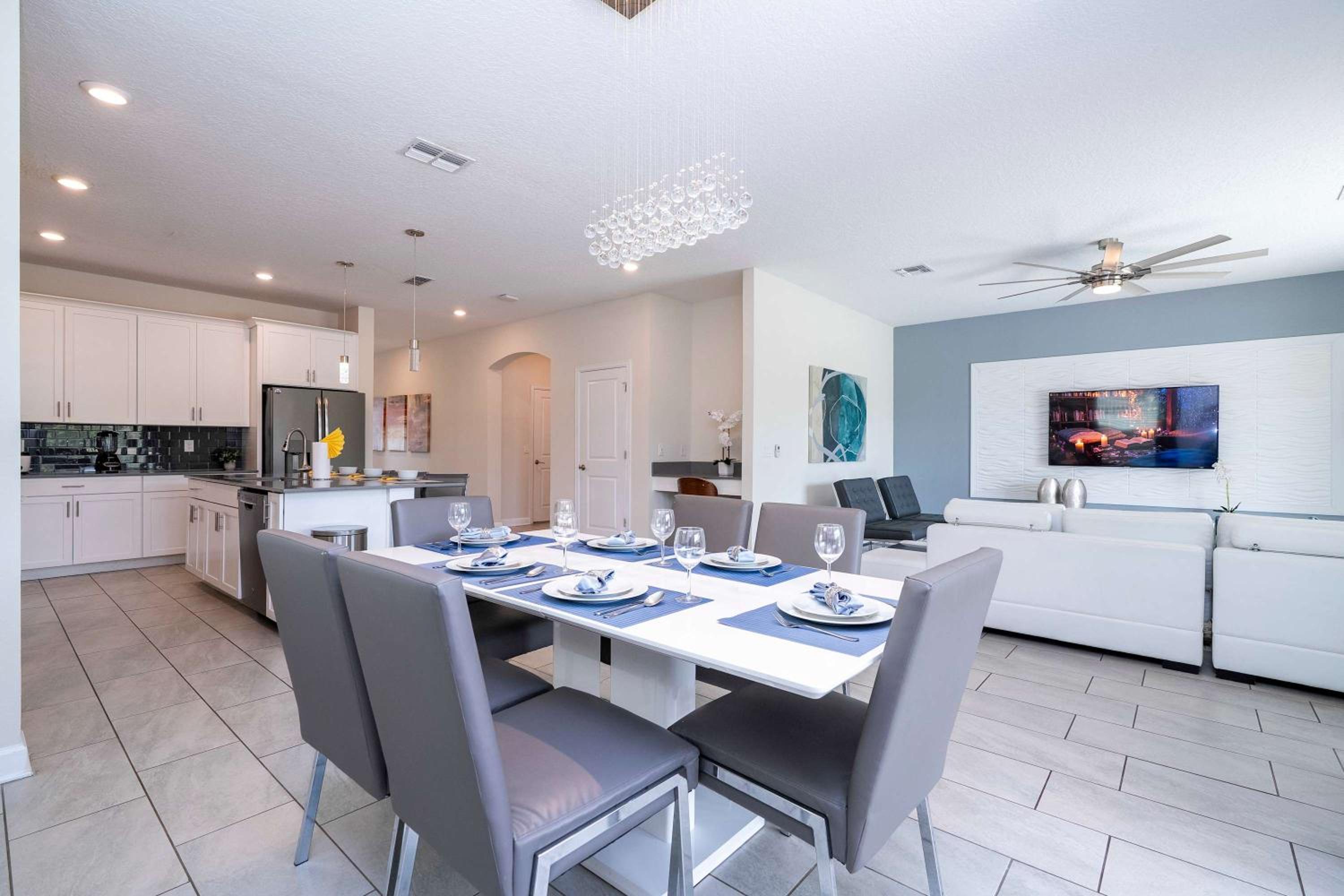 Stunning Game Room & Pool Jacuzzi Storey Lake 2799