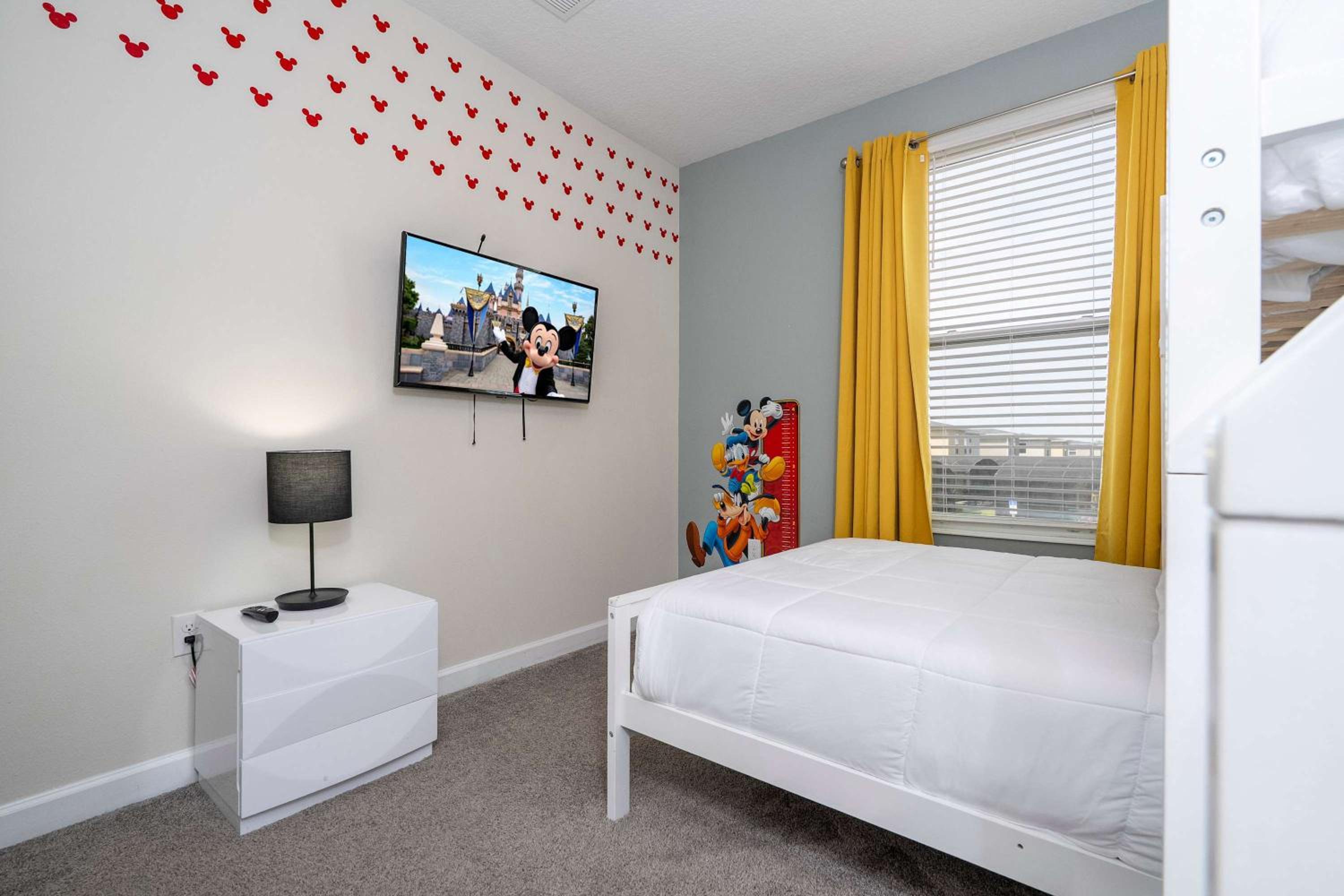 Stunning Game Room & Pool Jacuzzi Storey Lake 2799
