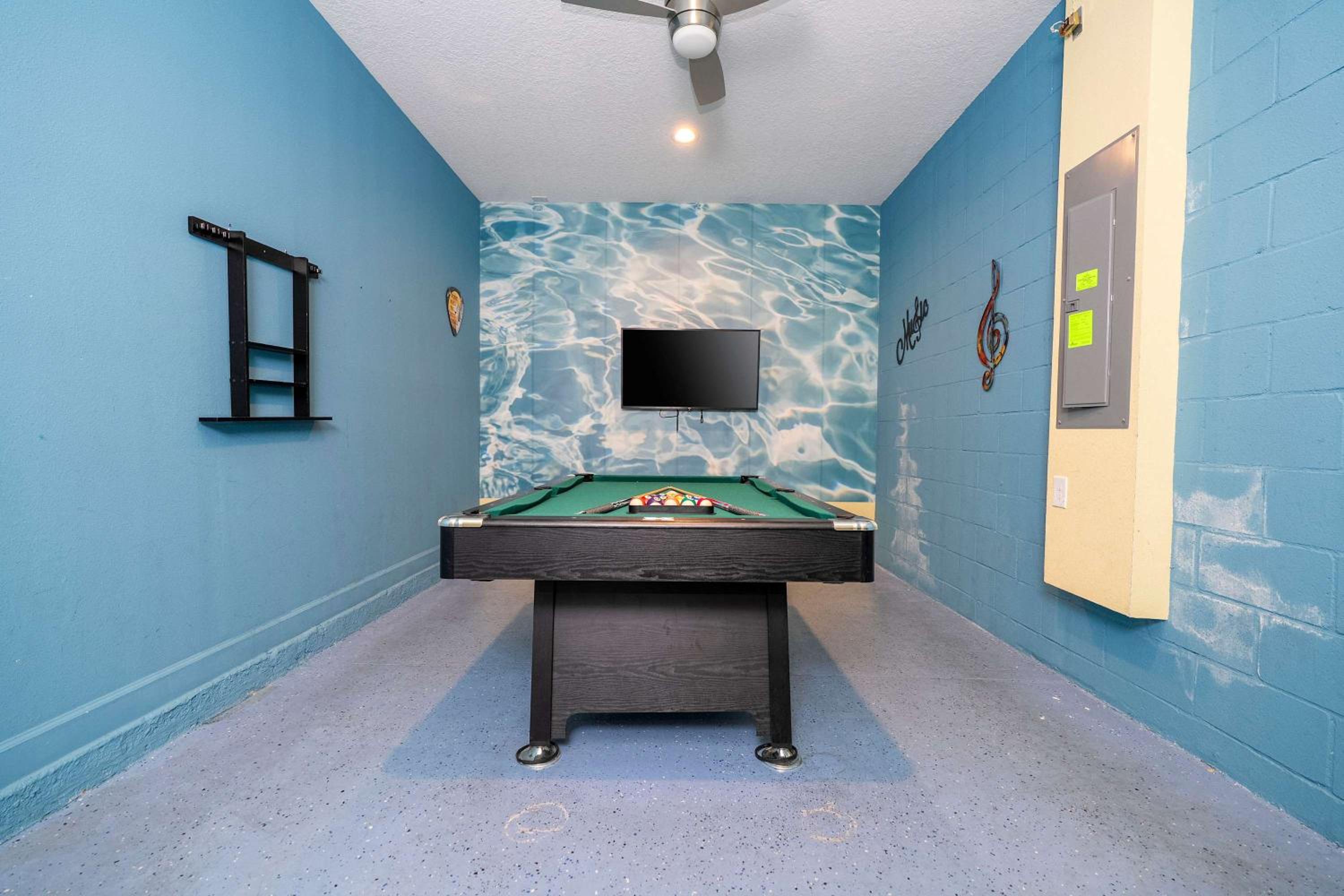 Stunning Game Room & Pool Jacuzzi Storey Lake 2799