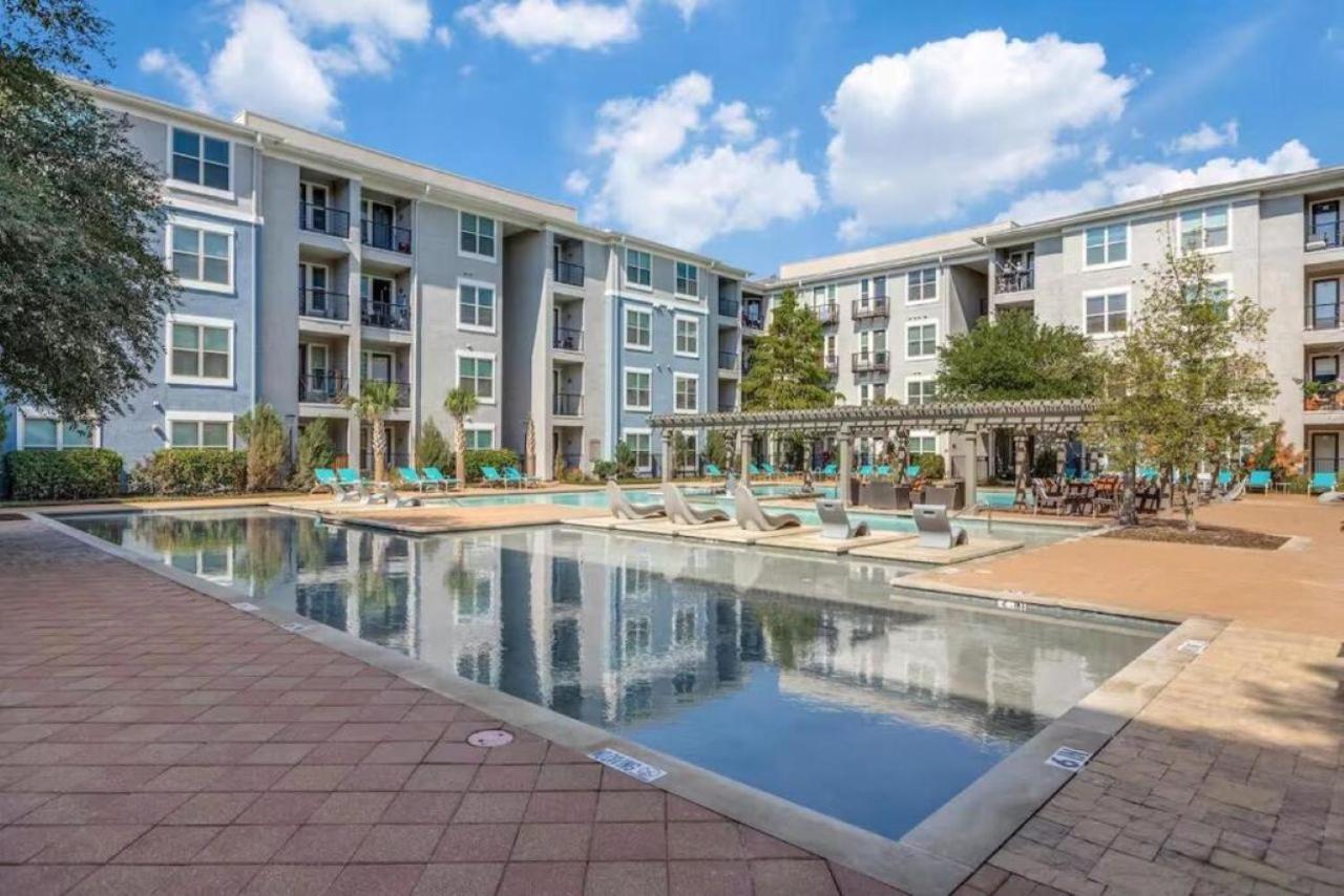 Chic 1BR Frisco Stay, King & Sofa, Pool & Gym