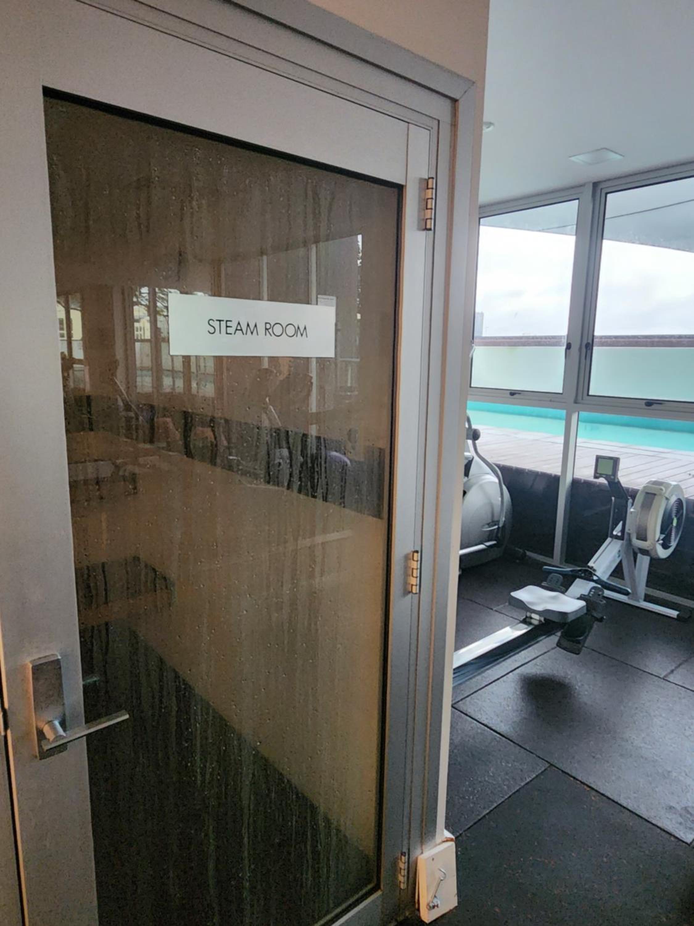 Spacious 1 bedroom mezzanine apartment with large bath views 2 free parking spots