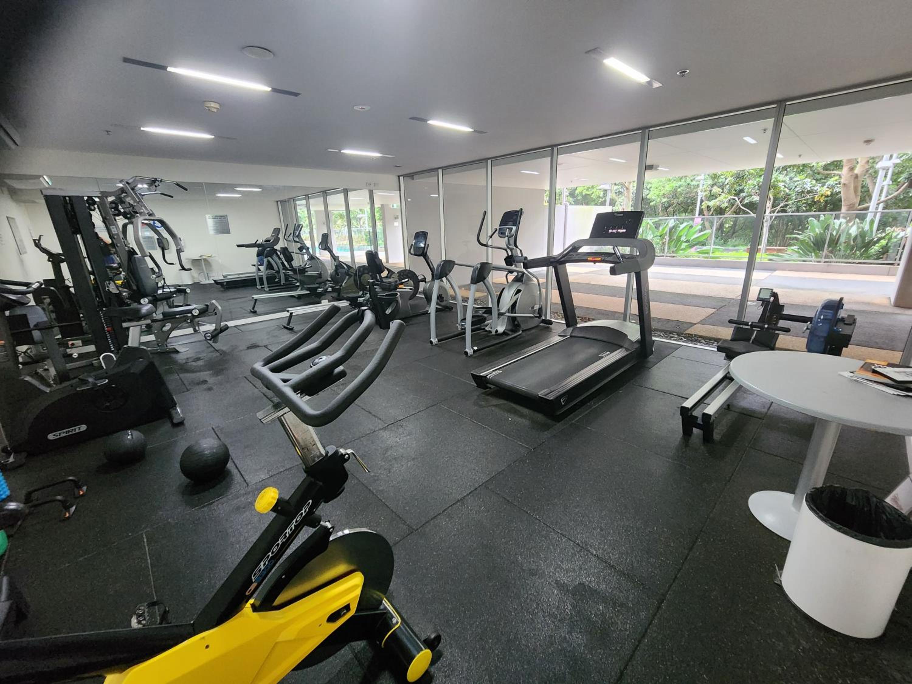 Spacious 1 bedroom mezzanine apartment with large bath views 2 free parking spots