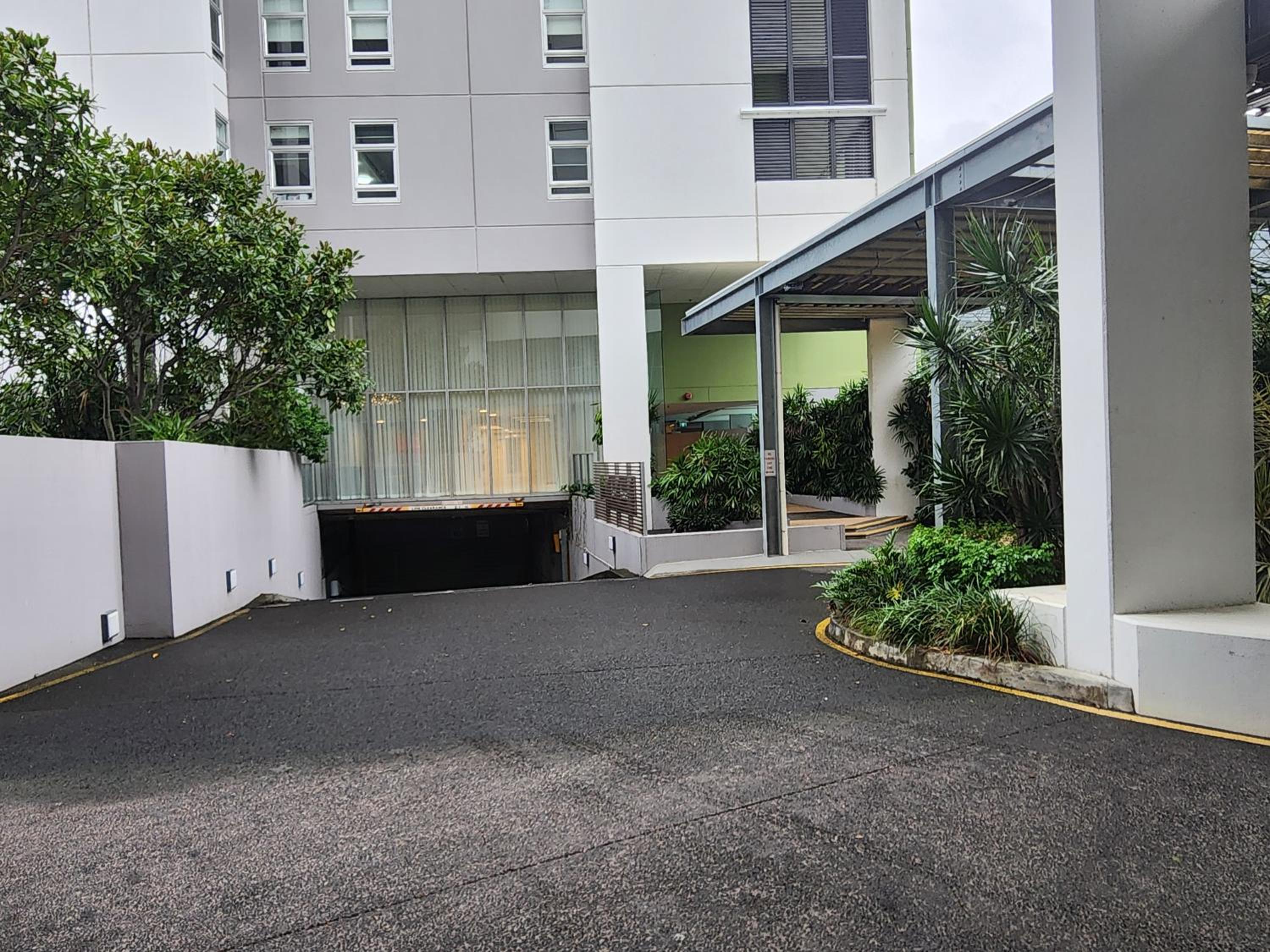 Spacious 1 bedroom mezzanine apartment with large bath views 2 free parking spots
