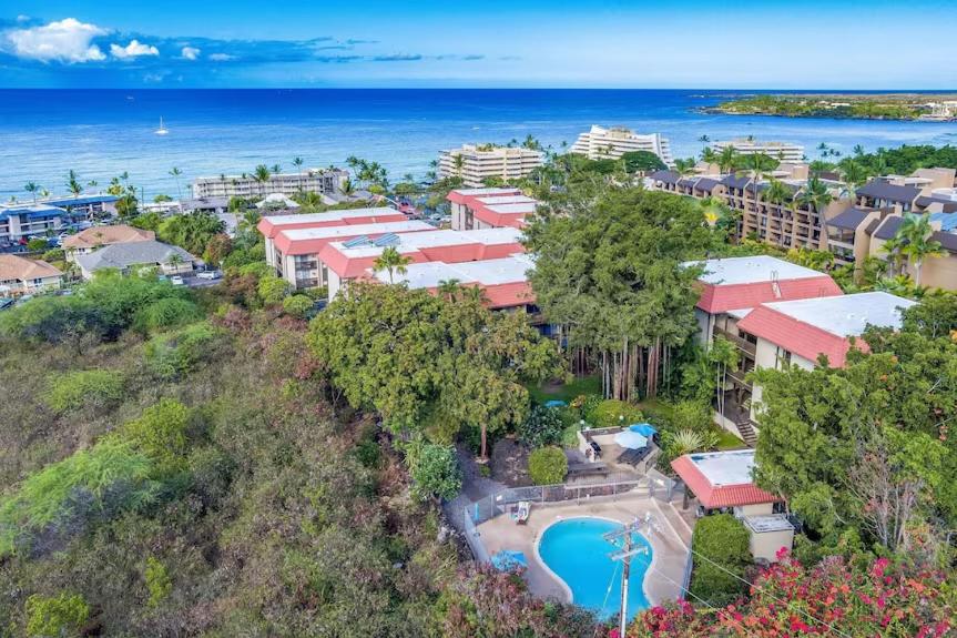 Kailua Village 2BR with AC, Pool and Parking, Walk to Oceanfront