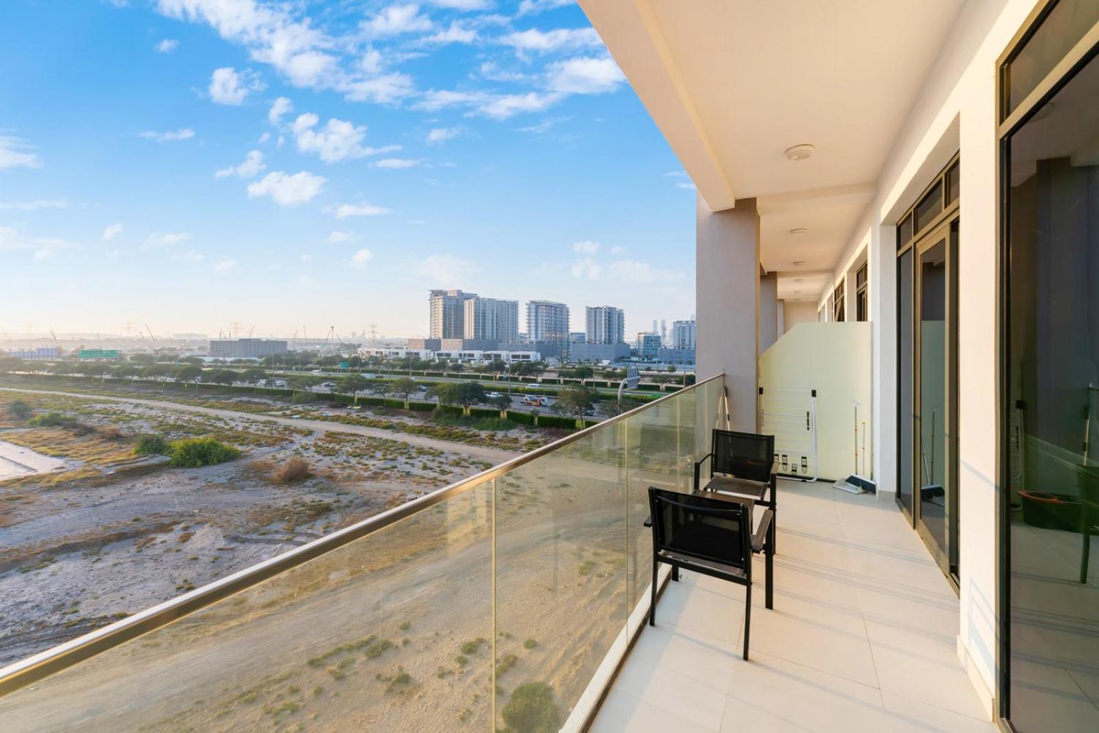 FAM Living - Getaway in Meydan - Modern Comfort Near Top Dubai Attractions