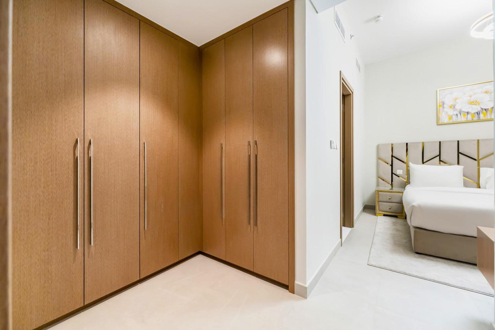 FAM Living - Getaway in Meydan - Modern Comfort Near Top Dubai Attractions