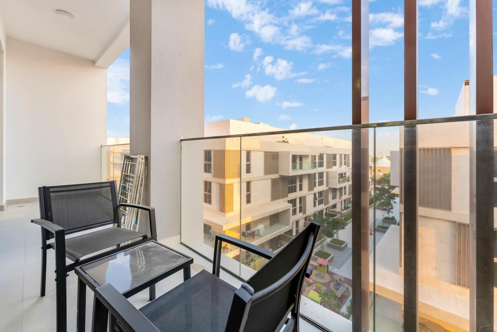 FAM Living - Getaway in Meydan - Modern Comfort Near Top Dubai Attractions